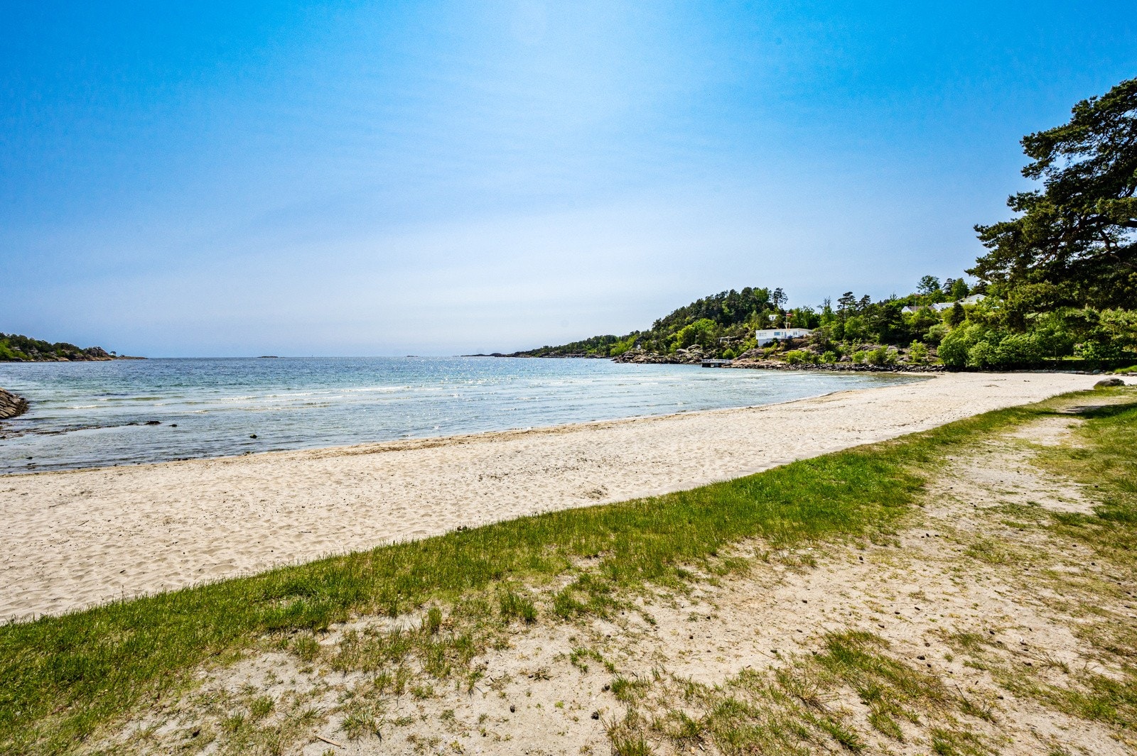 Rett nedenfor eiendommen befinner ett av sørlandets fineste strender seg, nemlig på den offentlige stranden på Strand Hotell Fevik! Galleribilde