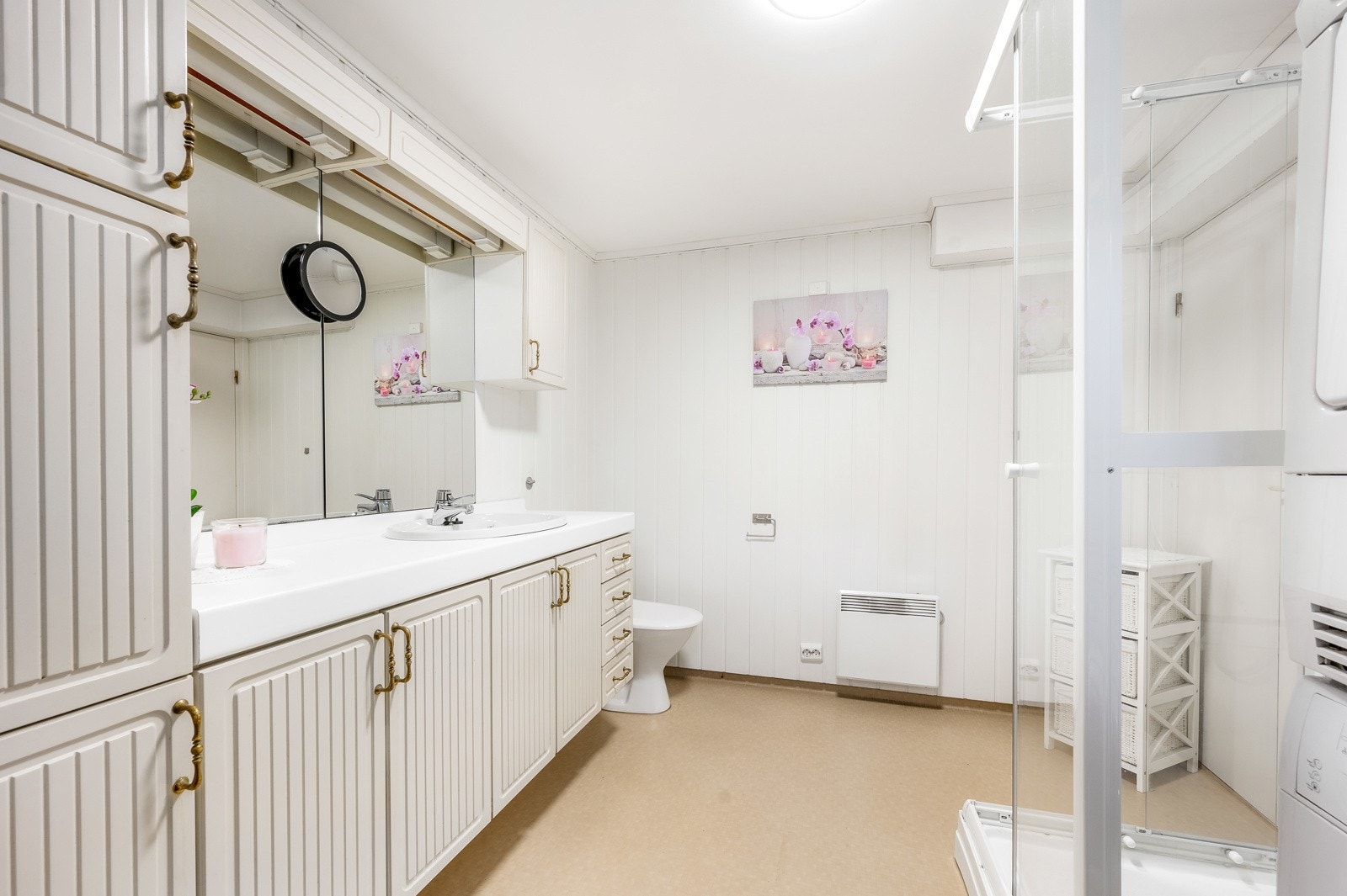Leilighet: Bad med stor innredning og dusjkabinett. Her er det også opplegg til vaskemaskin. Galleribilde