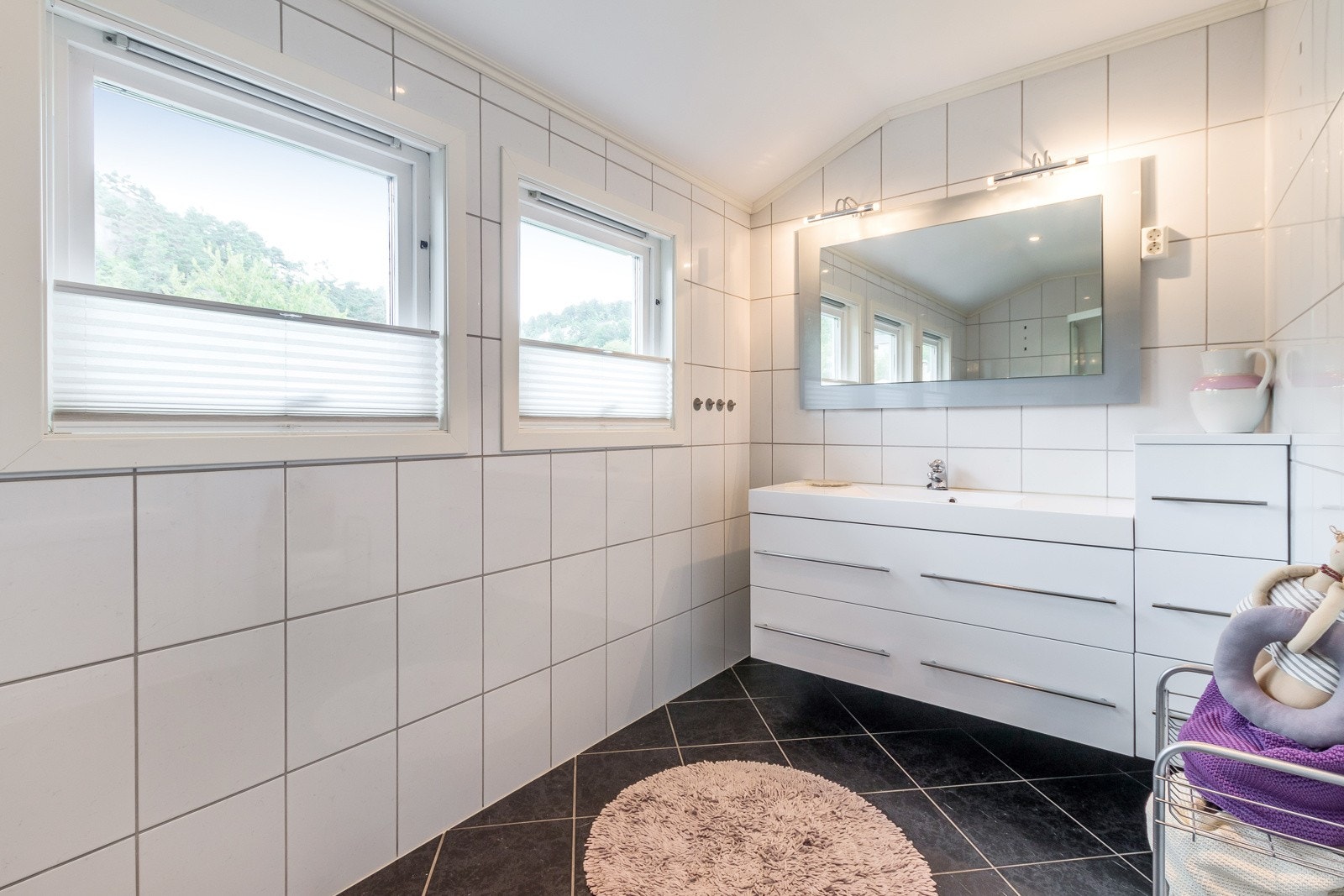 Dobbel innredning med skuffeskap på siden og servant på badet i 2. etasje Galleribilde
