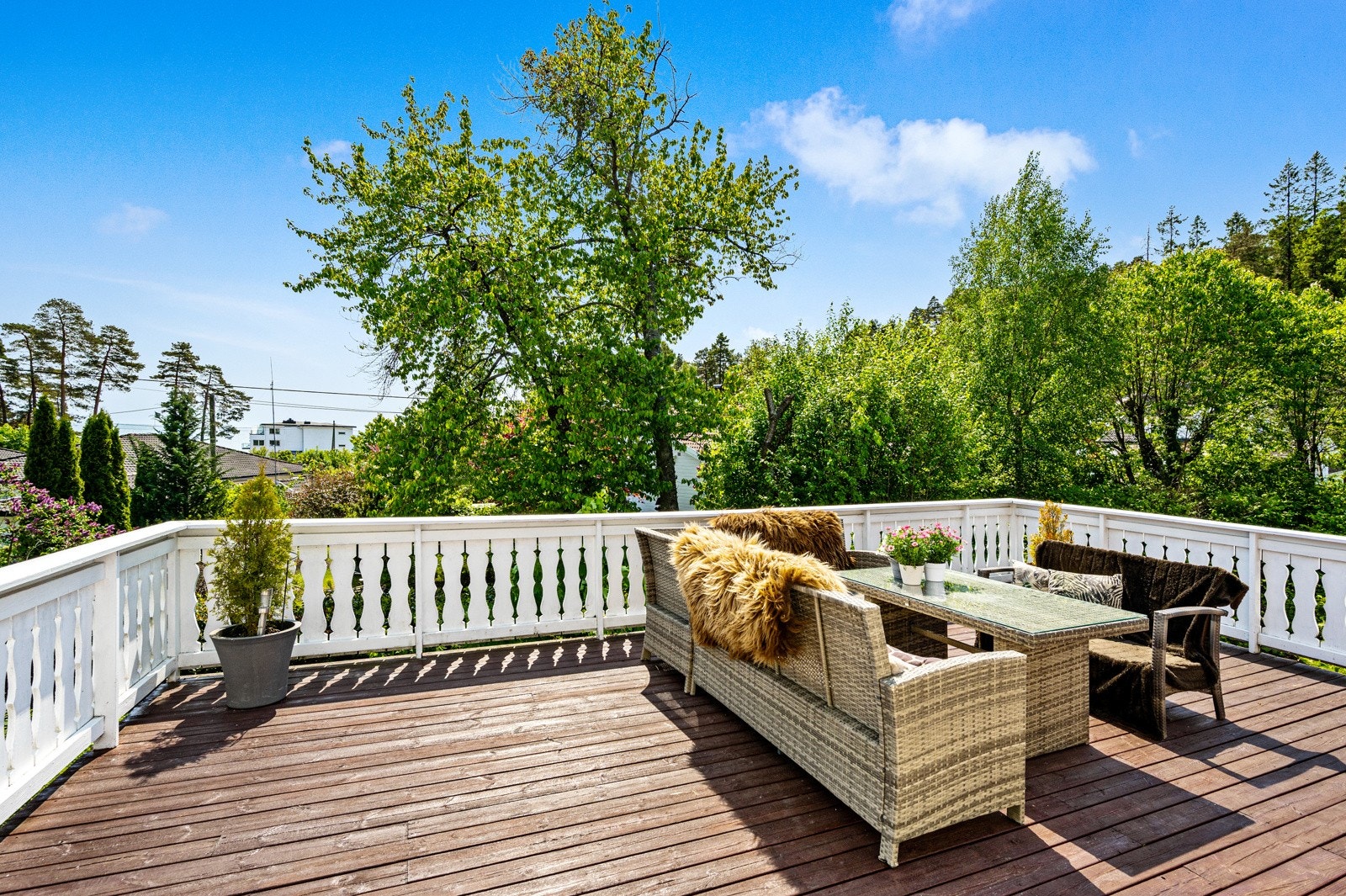 Solrik og usjenert terrasse hvor det kan nytes! Galleribilde