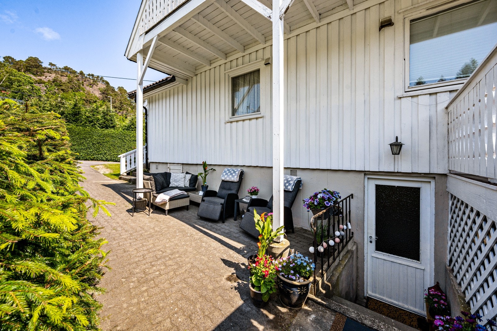 Det er fine solrike uteplasser rundt huset og underetasjen har også eget inngangsparti. Galleribilde