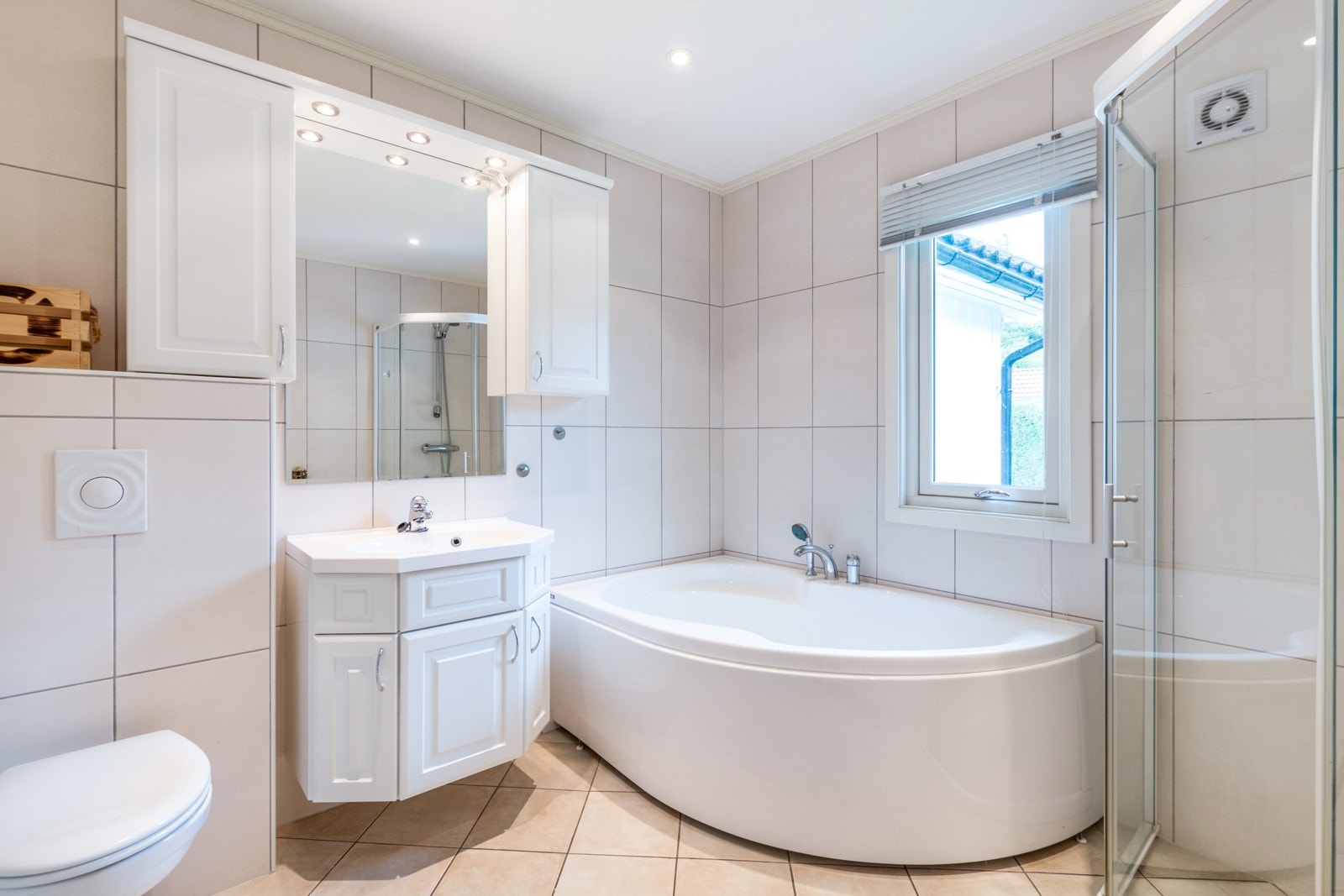 På badet har man vegghengt toalett, dusj og hjørnebadekar! Galleribilde
