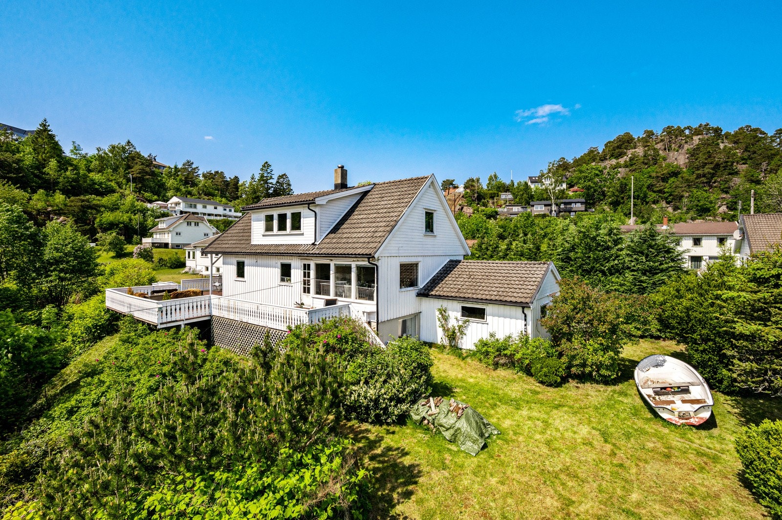 Solrik og romslig hage med nok av boltreplass, og fra terrassen har man sjøutsikt! Galleribilde