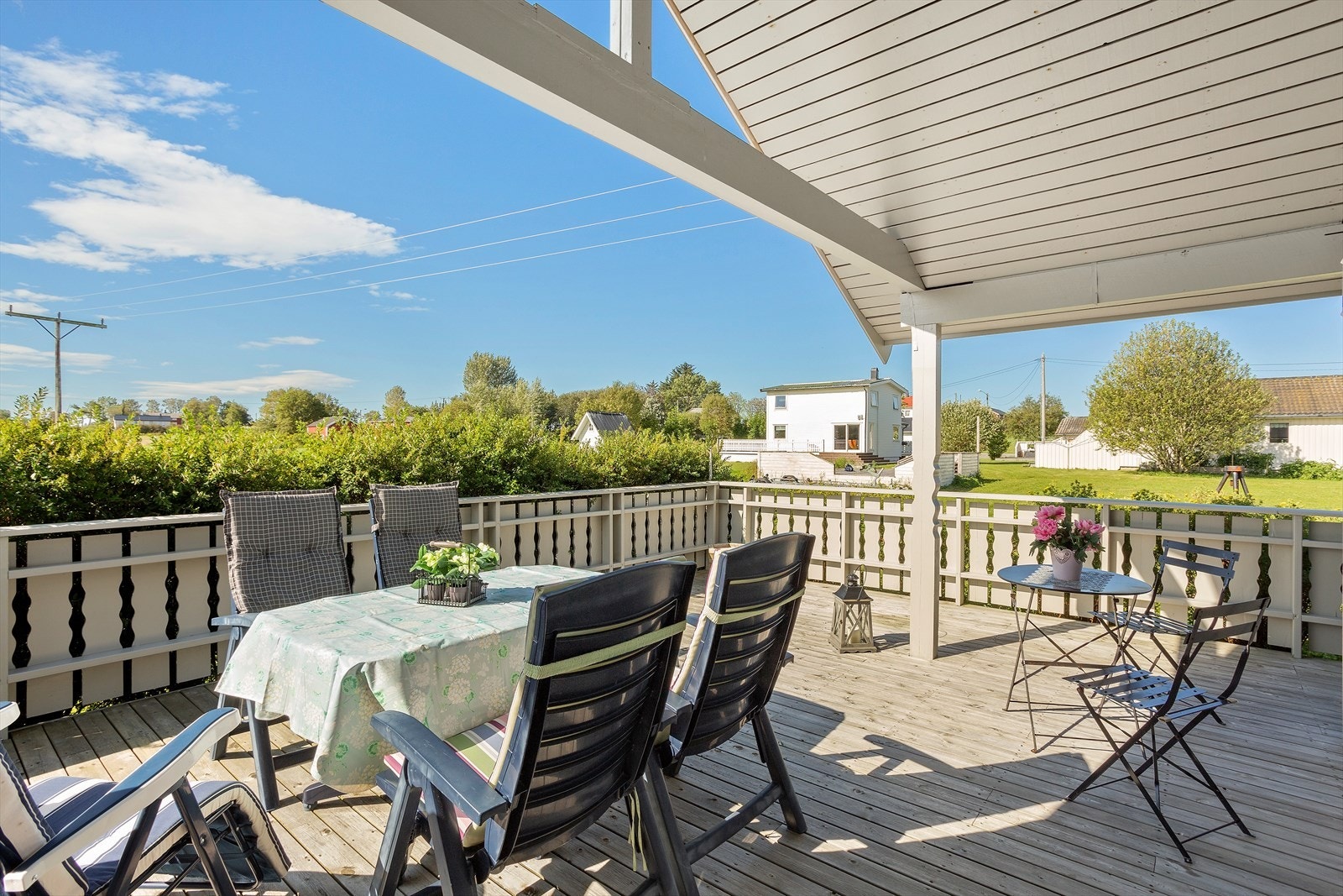 Romslig terrasse delvis takoverbygd. Galleribilde