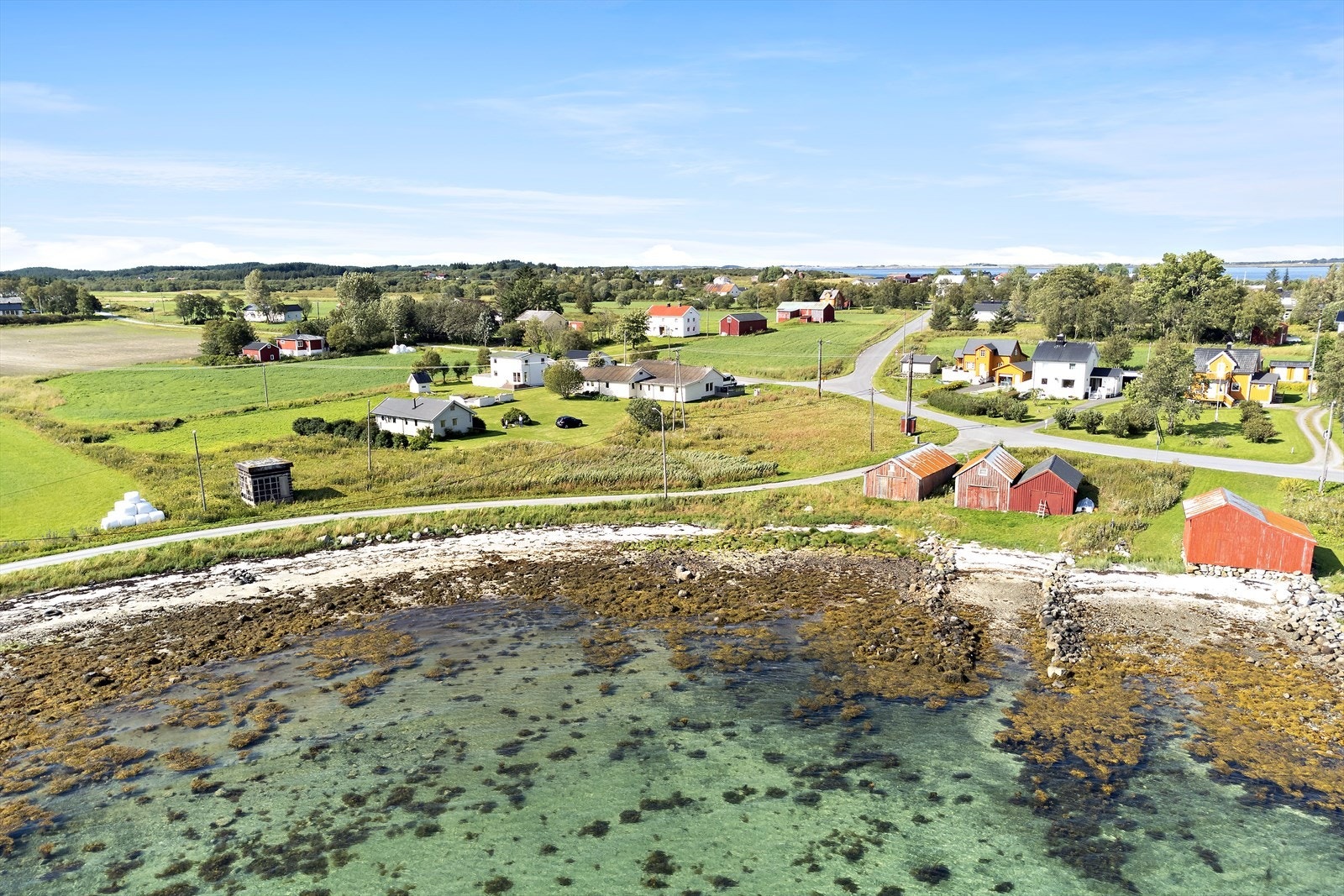 Her ser vi fermsiden av naustet og det er kort vei til fjæra. Galleribilde