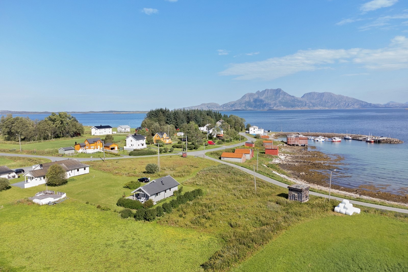 Områdebilde - kort vei til småbåthavn og dagligvarebutikk. Galleribilde
