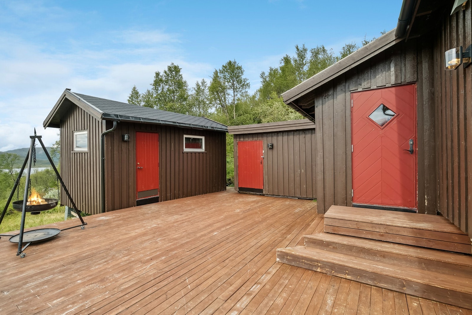 Utenfor hytta er det et flott uteområde, med god plass til ønsket møblement. Galleribilde