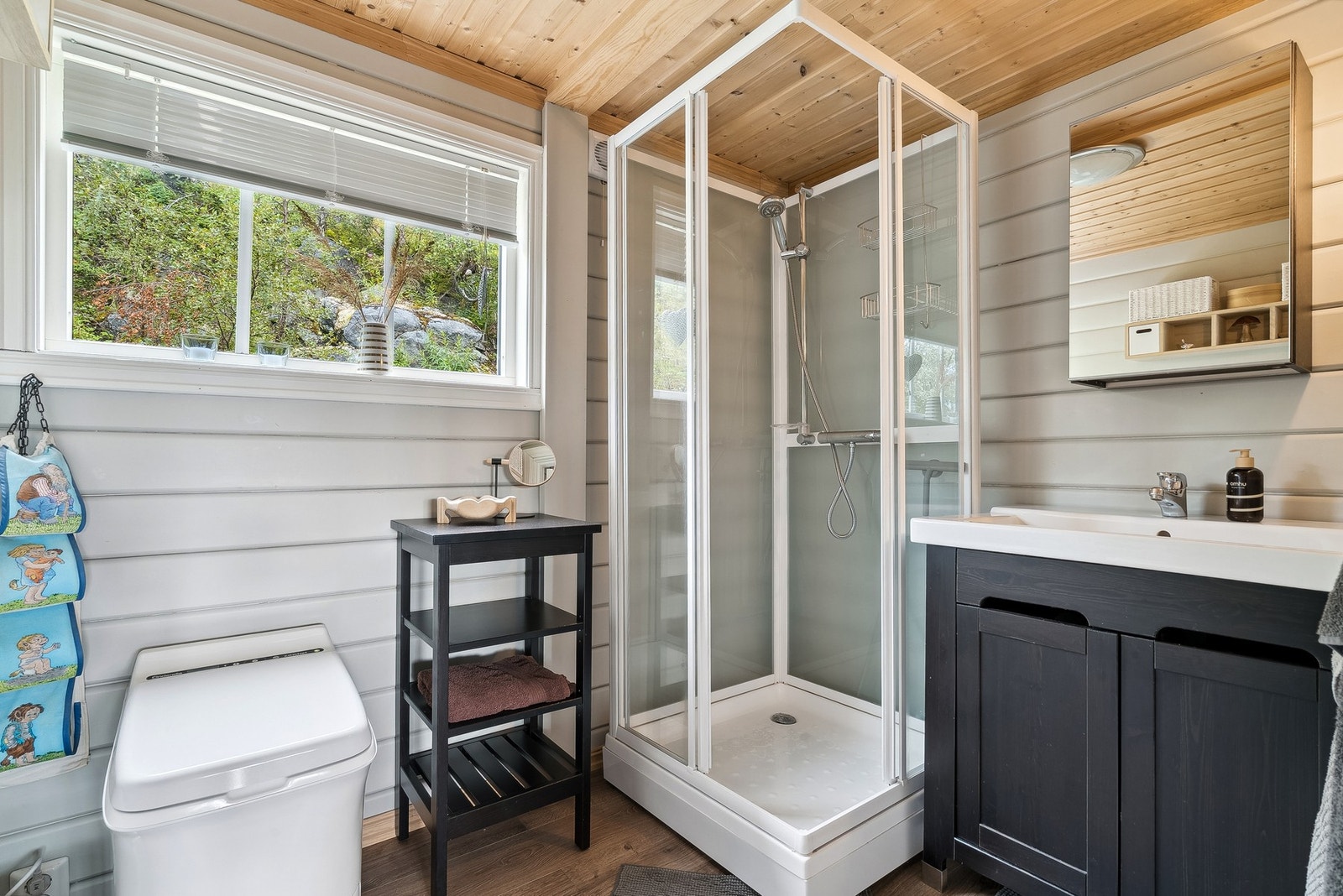 Bad med toalett, dusjkabinett og servant. Galleribilde