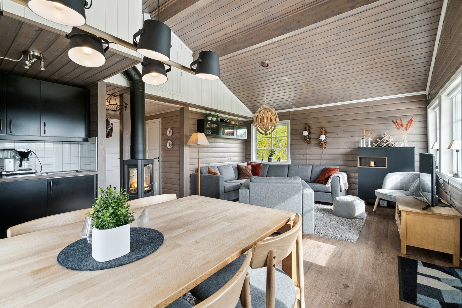 Koselig spiseplass mellom stue og kjøkken. Galleribilde