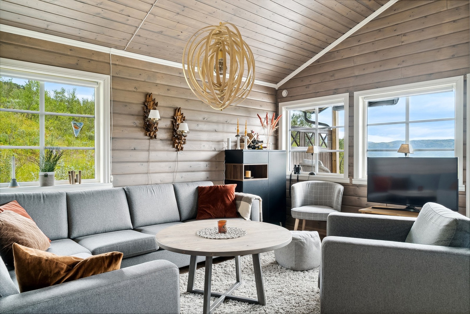 Lys og trivelig stue med utgang til terrasse. Galleribilde