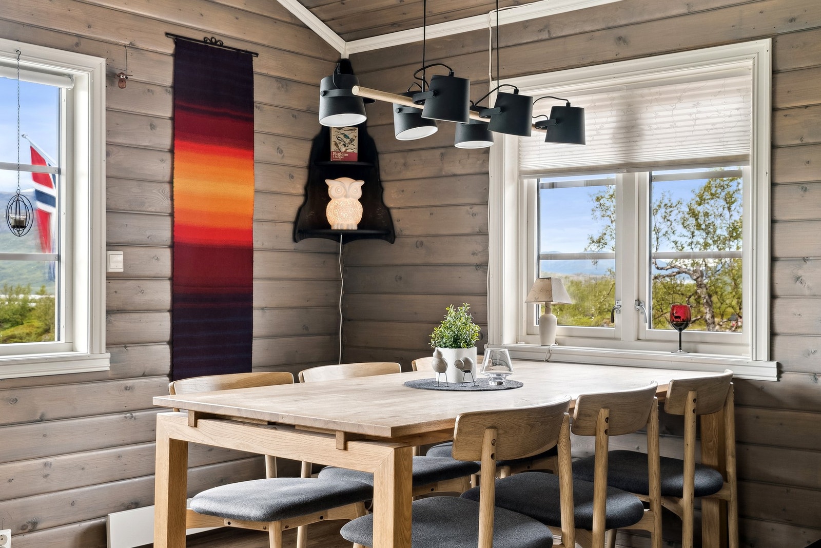 Koselig spiseplass hvor man kan samles rundt gode måltider. Galleribilde