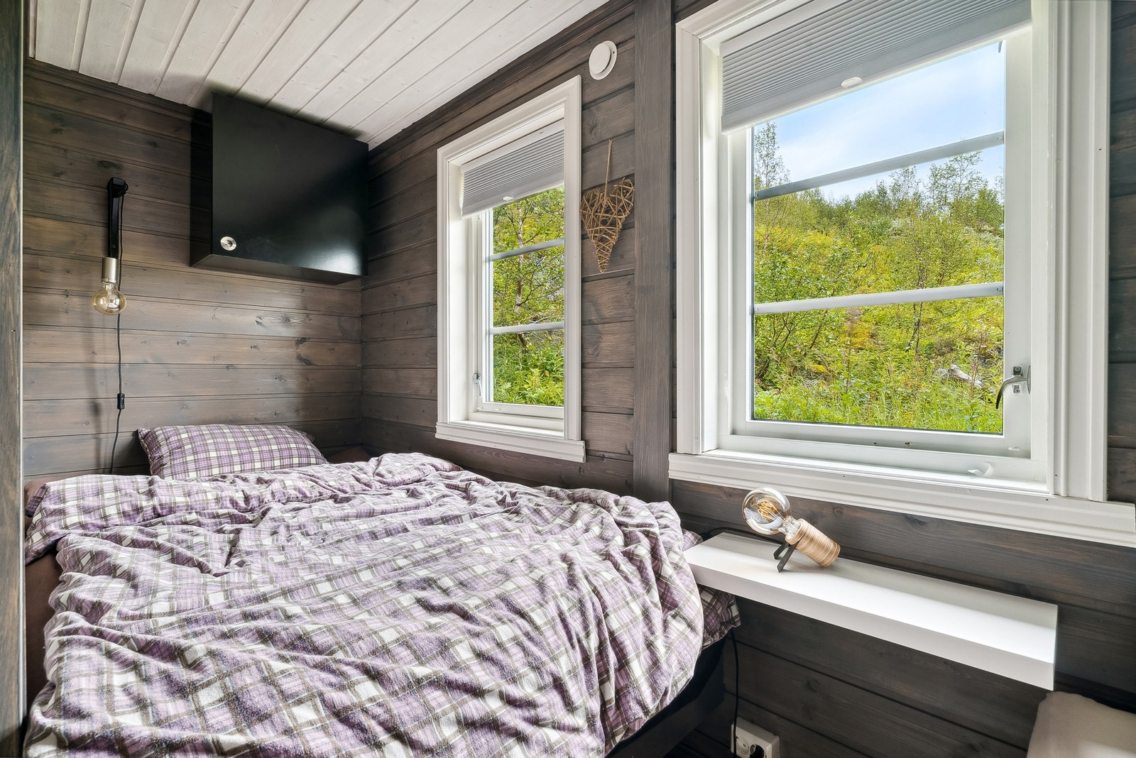 Det er to soverom og en hems med soveplasser i hytta. Galleribilde