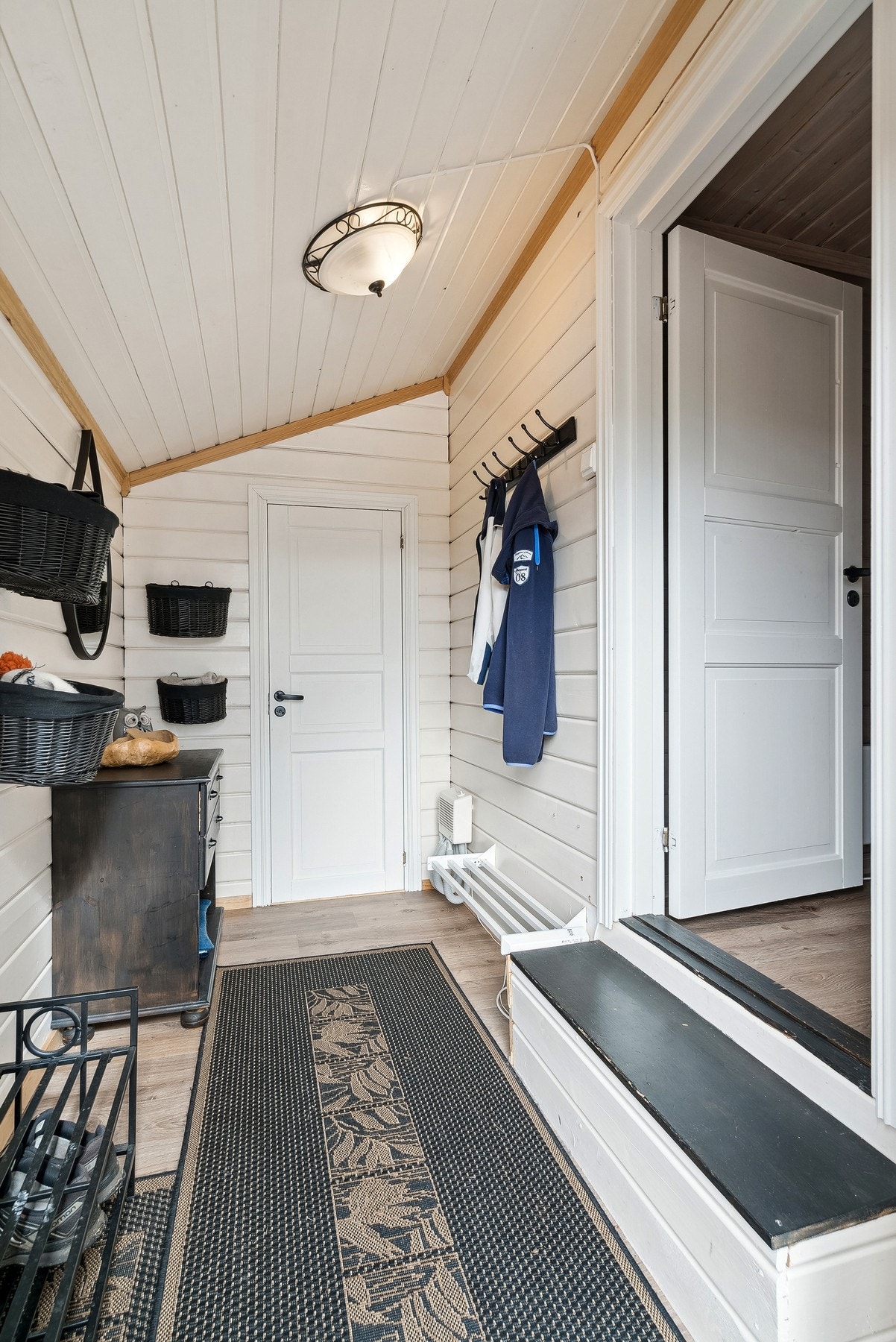 Romslig og praktisk entré med mye oppbevaringsplass. Galleribilde