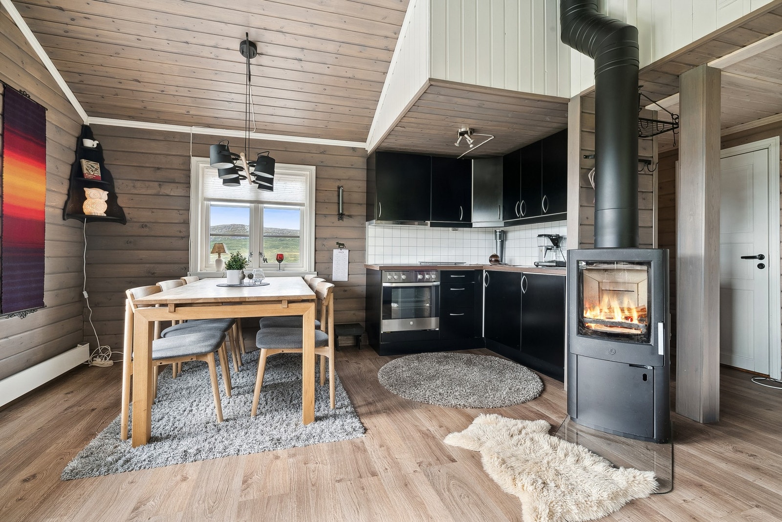 Flott kjøkken med stekeovn. Kjøleskap med fryser og fryseskap i bod. Galleribilde