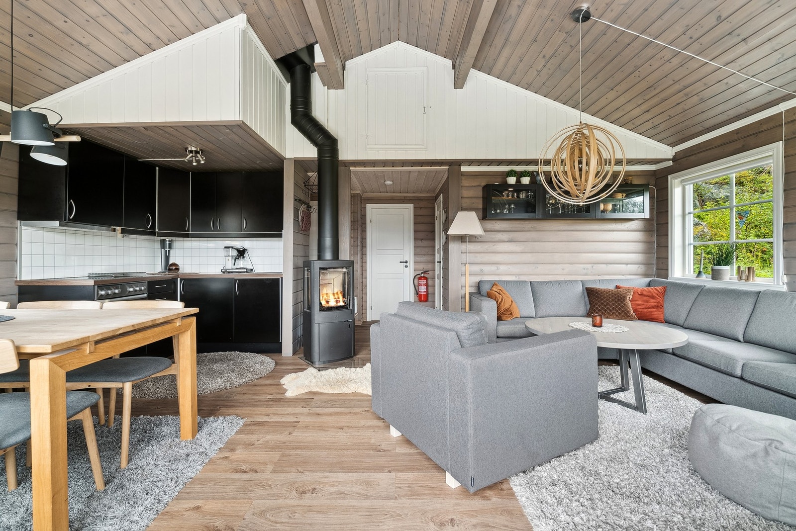 I stuen er det vedovn som varmer godt. Galleribilde