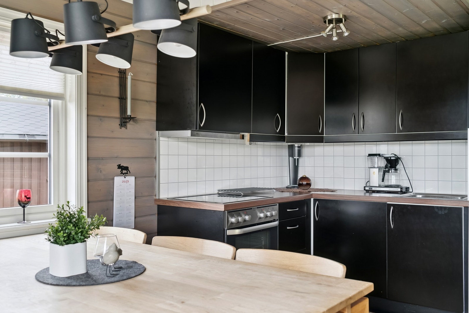 Stilrent og moderne kjøkken. Galleribilde