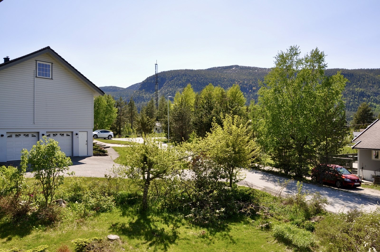 Eiendommen ligger svært sentralt plassert på Flå østside. Galleribilde