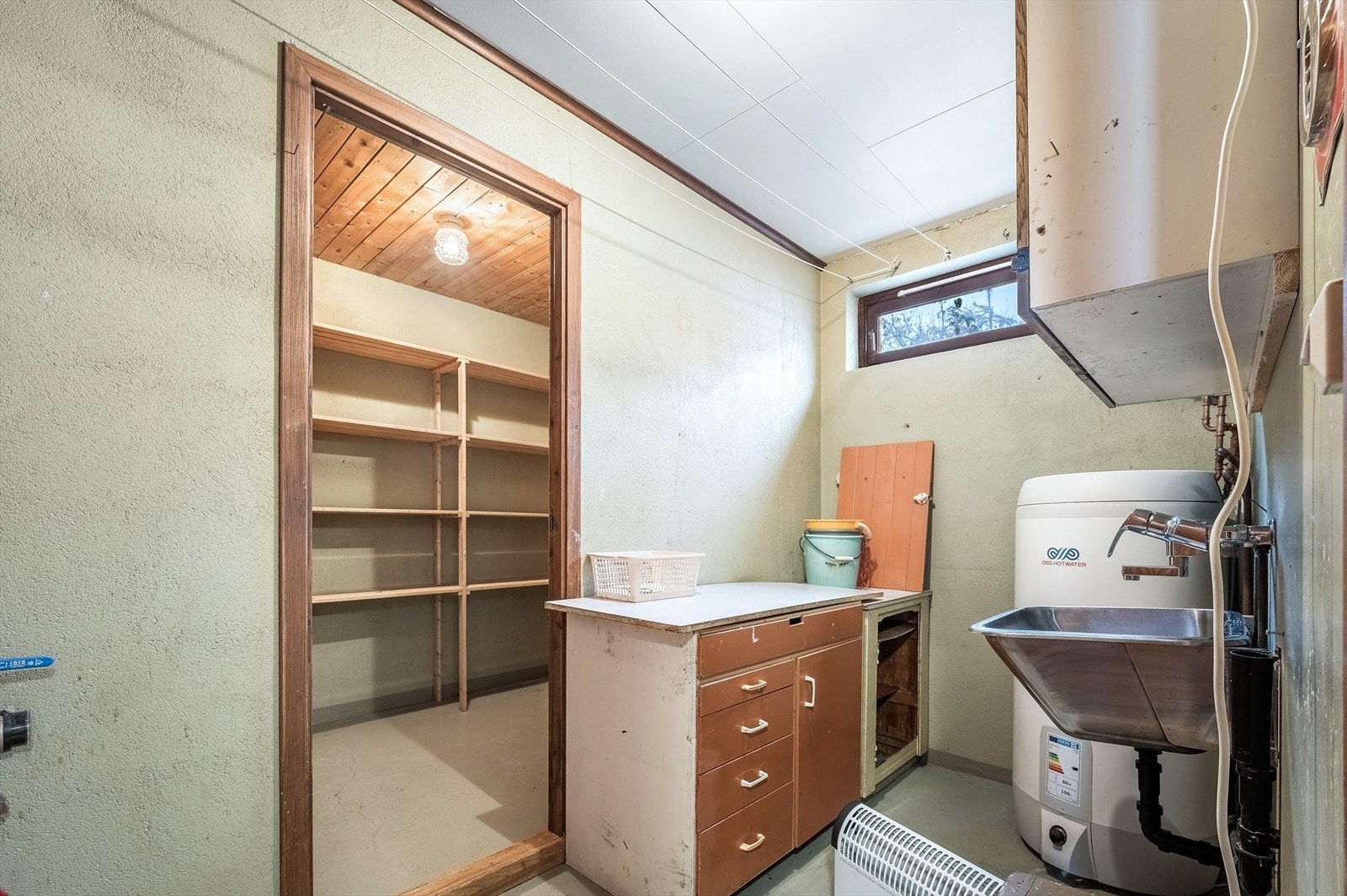 Vaskerom med tilstøtende bod. Galleribilde