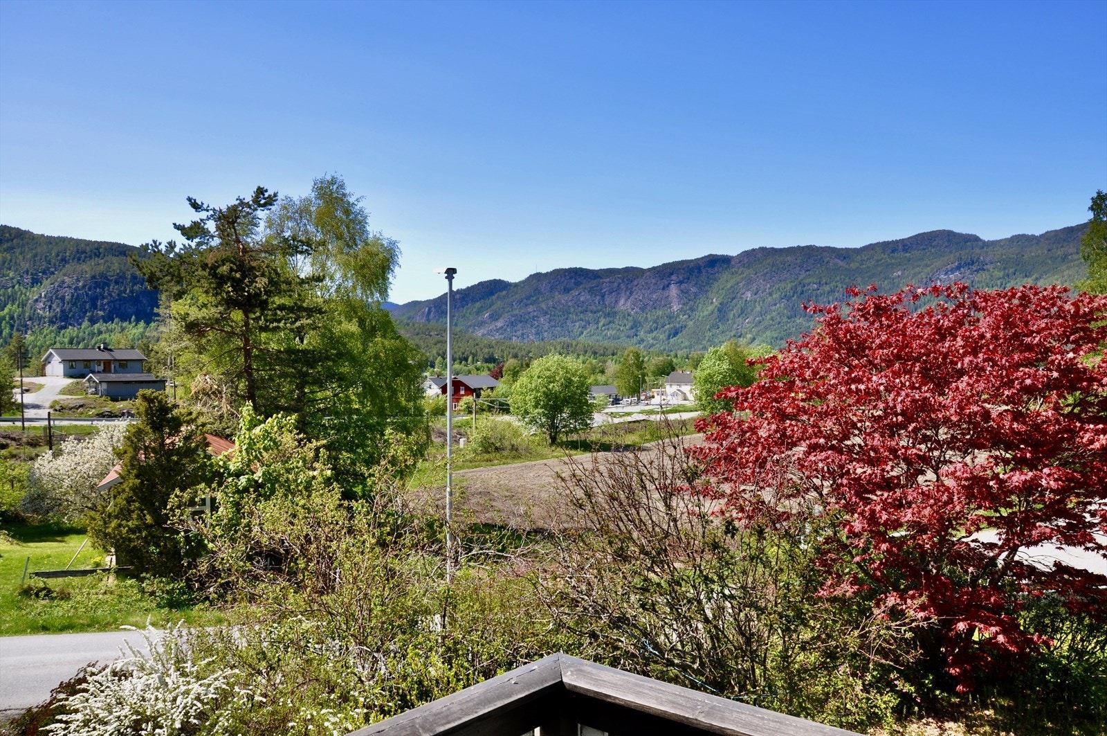 Flott utsikt fra terrassen over garasje. Galleribilde