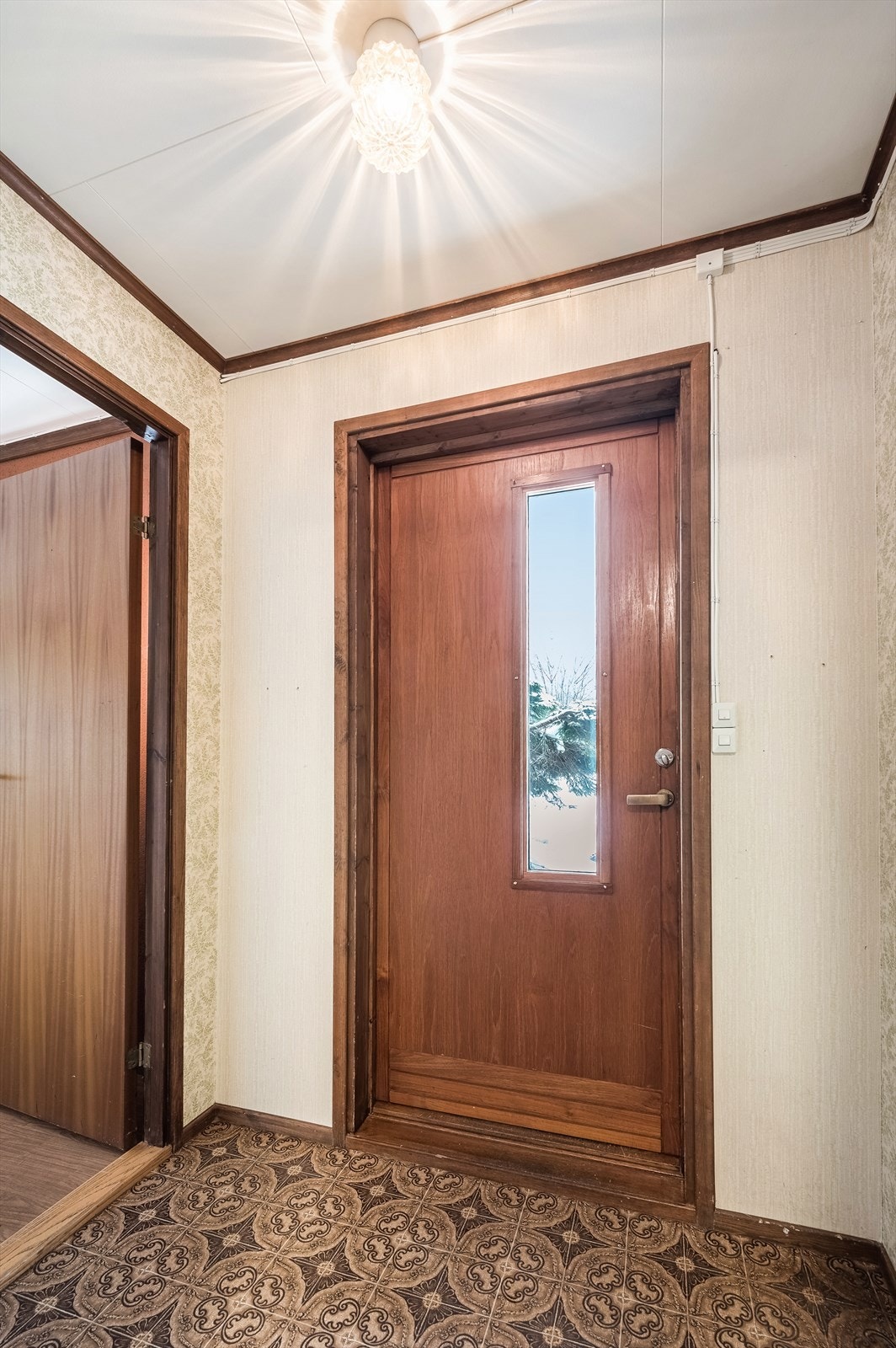 Velkommen inn via kjellerinngangen. Galleribilde