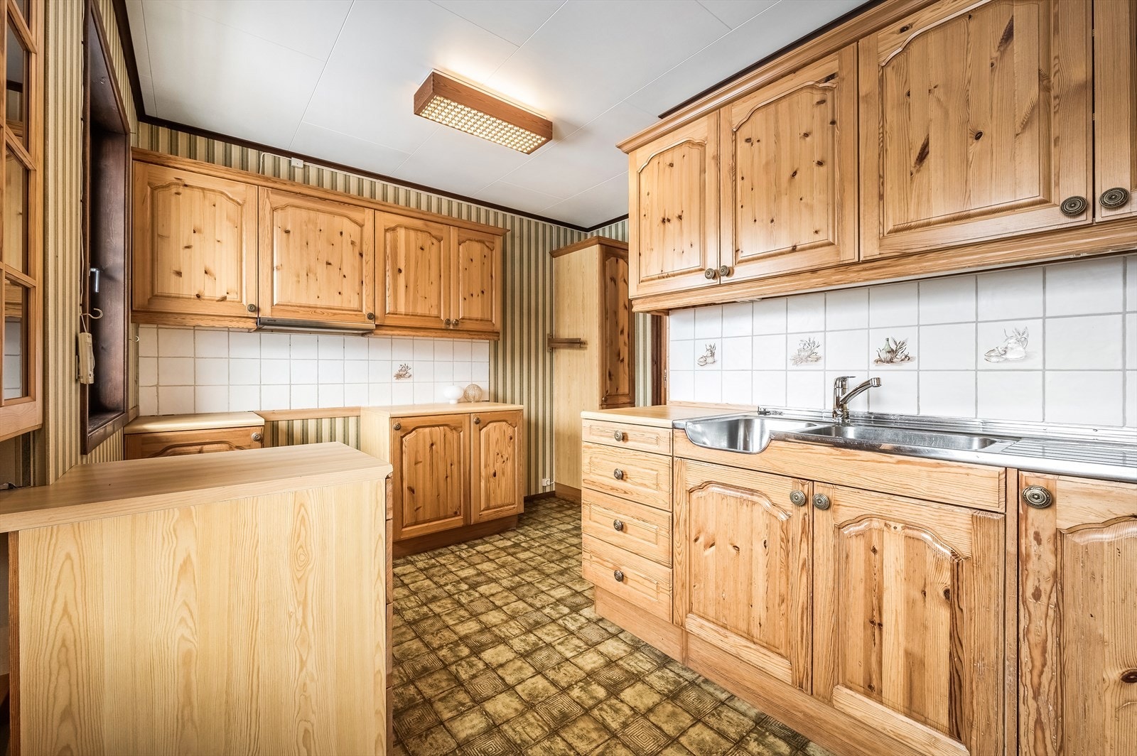 Opplegg for oppvaskmaskin og avtrekk over kokesone. Galleribilde