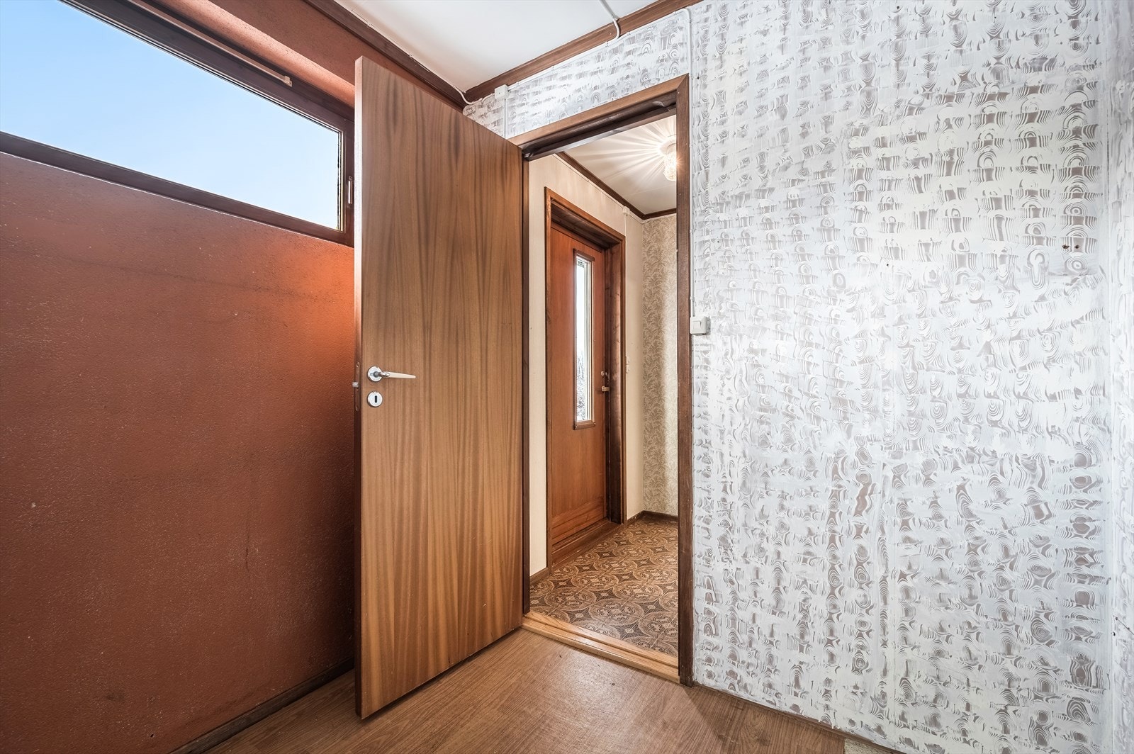 Hobbyrom ved inngangsparti. Mulighet til å sette inn større vindu for endring til soverom. Galleribilde