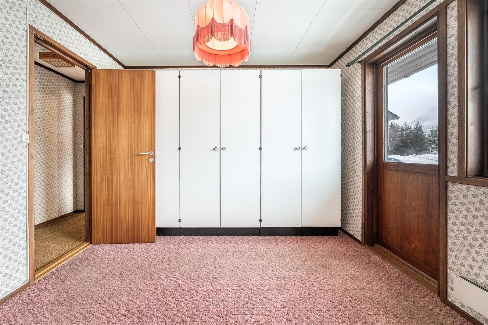 Soverom med utgang til stor solrik veranda. Galleribilde