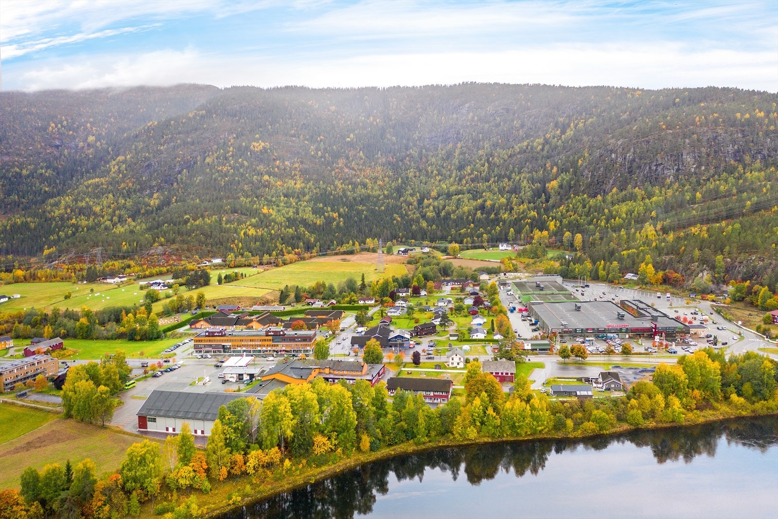 Kort vei til sentrum av Flå. Galleribilde