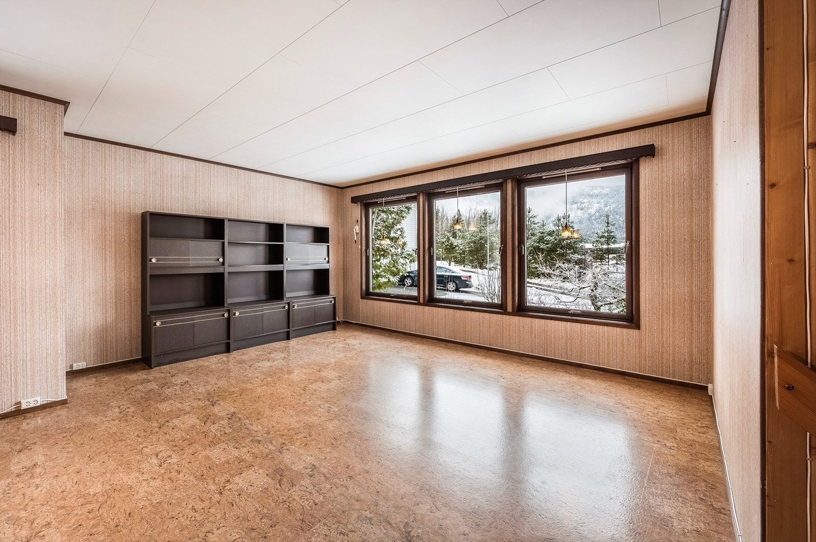 Romslig stue med godt med lysinnslipp fra de store vindusflatene. Galleribilde