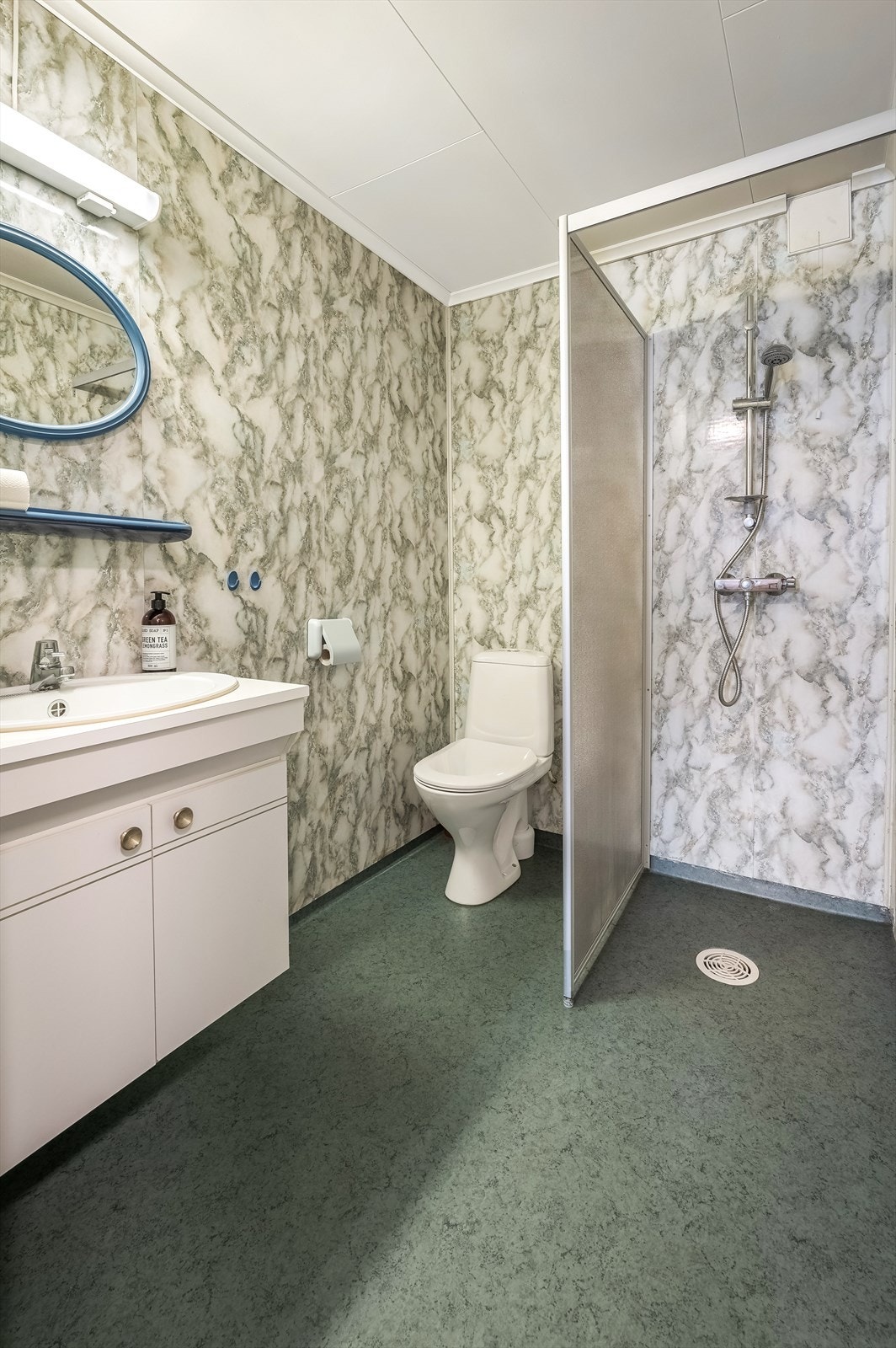 Bad i underetasjen er innredet med toalett, servantinnredning og praktisk dusjnisje. Galleribilde