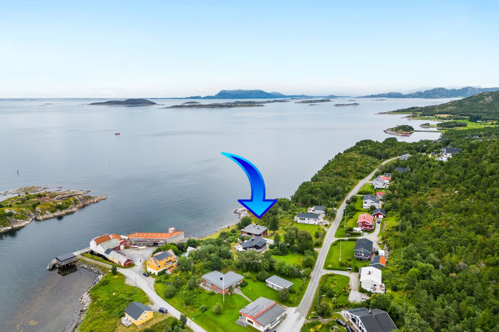 Måneset, ca 27,6 km nordvest for Kolvereid og ca 31 km nordøst for Rørvik Galleribilde