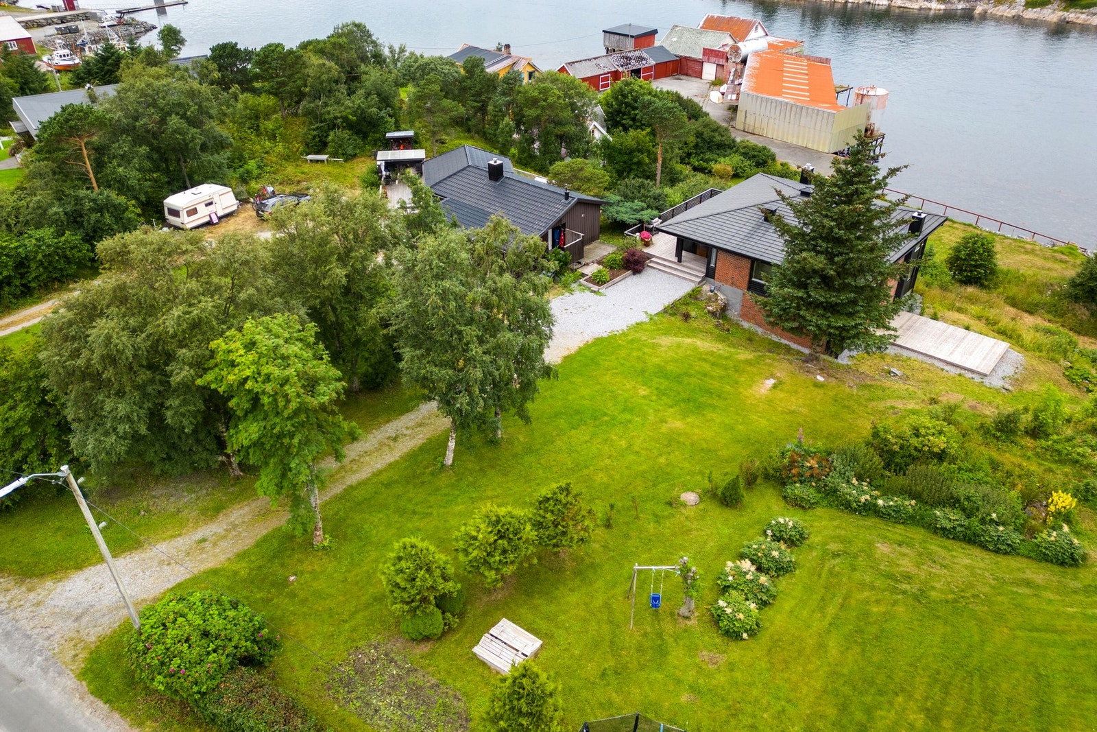 Barnevennlig og frodig tomt Galleribilde