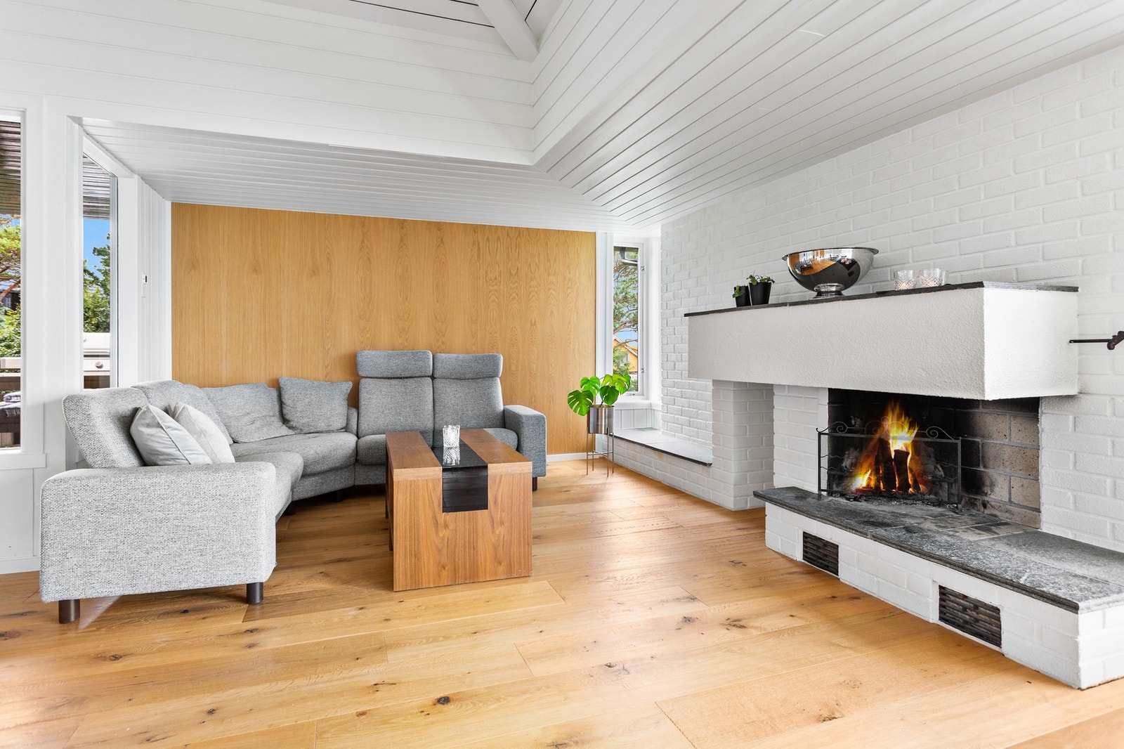 Lun og koselig sone med peis Galleribilde