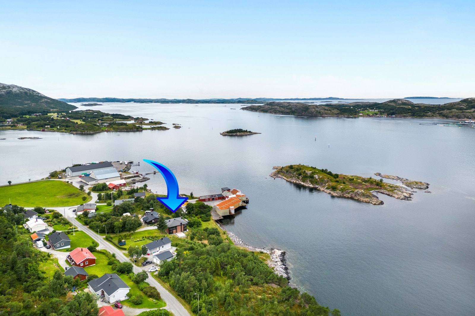 Flotte omgivelser med sjø og natur i umiddelbar nærhet Galleribilde