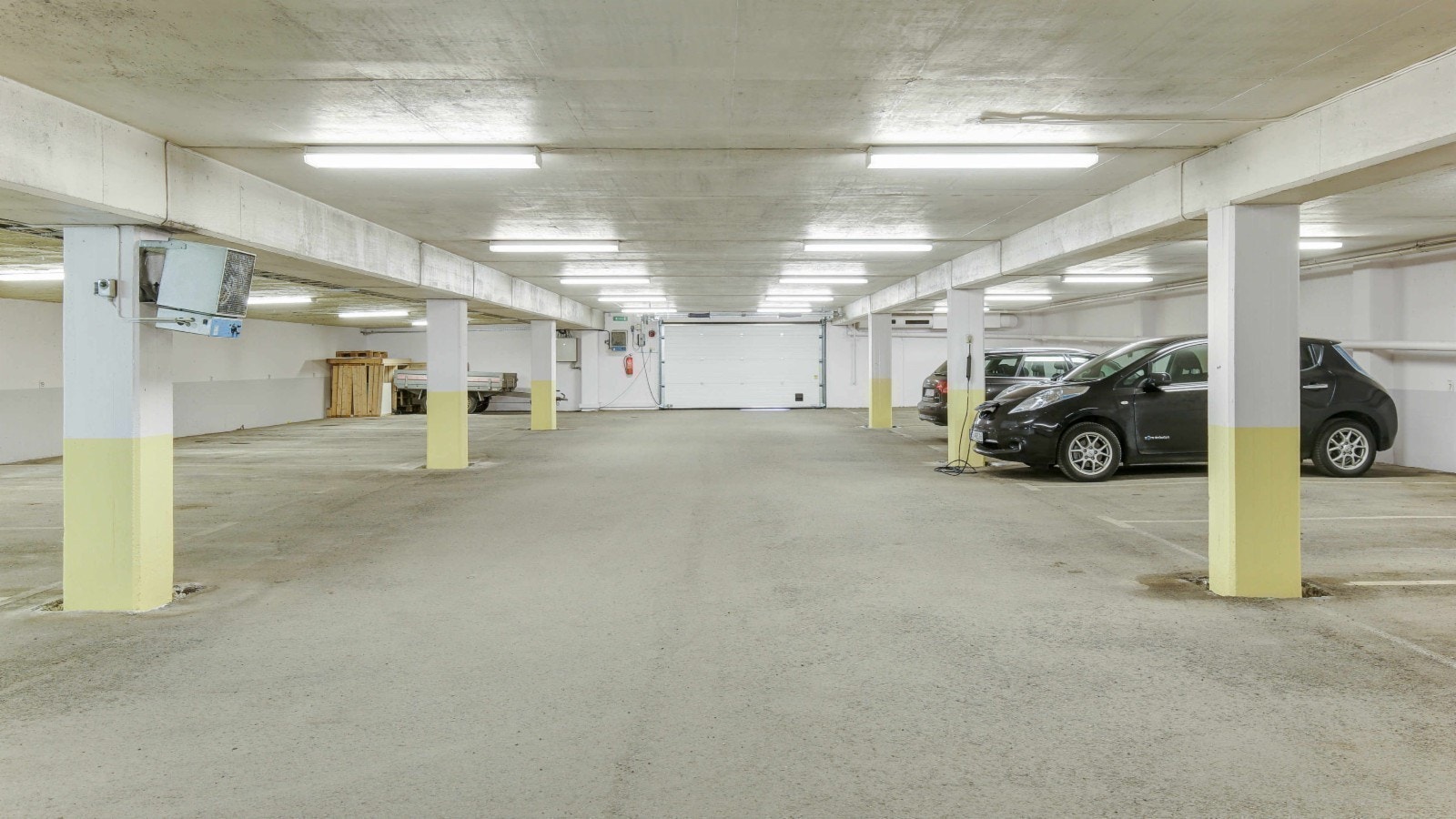 Mulighet for garasjeplass i oppvarmet garasje med direkte heisadkomst til kontorlokalene. Galleribilde