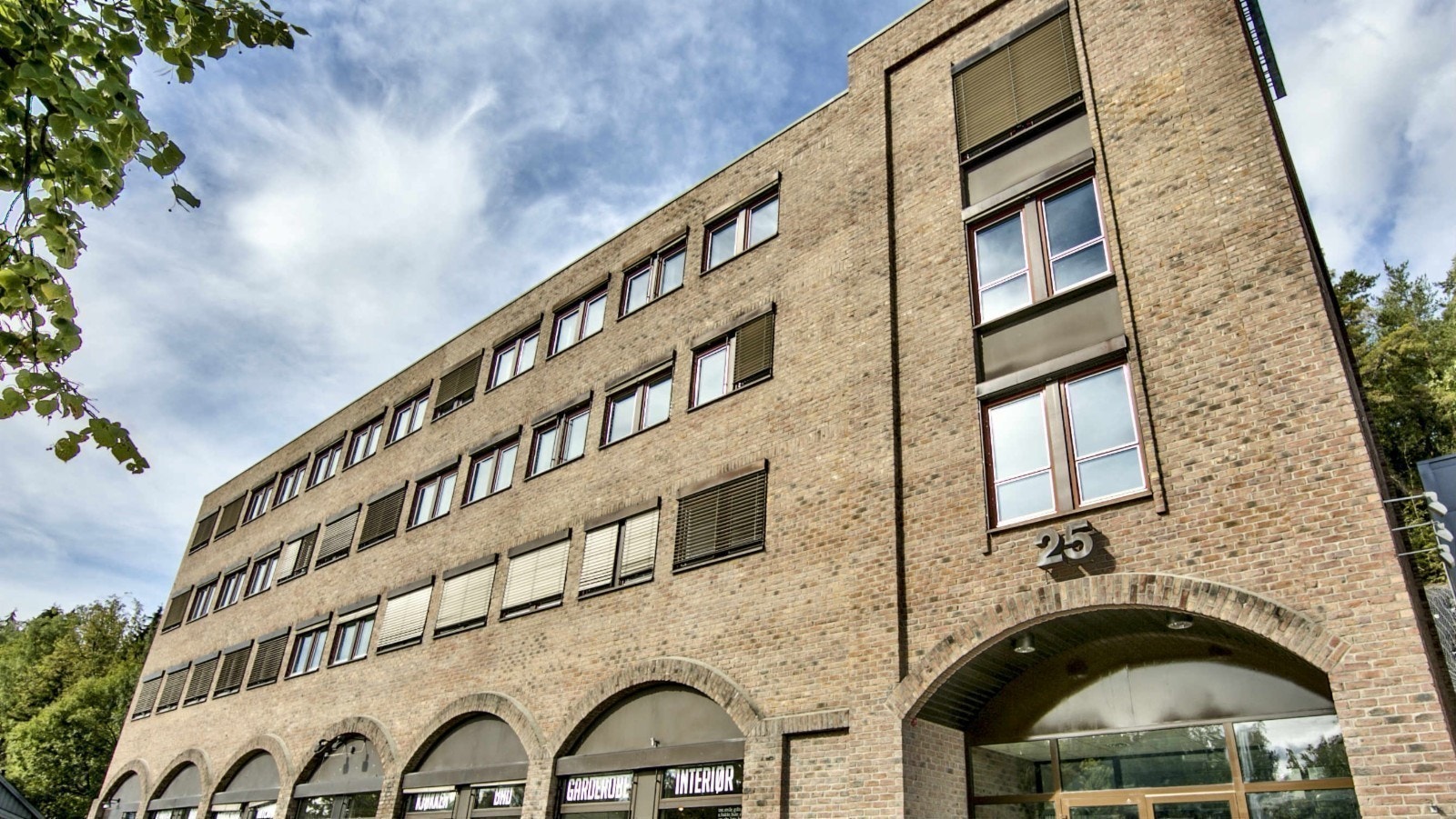 Bygget ligger pent tilbaketrukket fra Billingstadsletta. Galleribilde