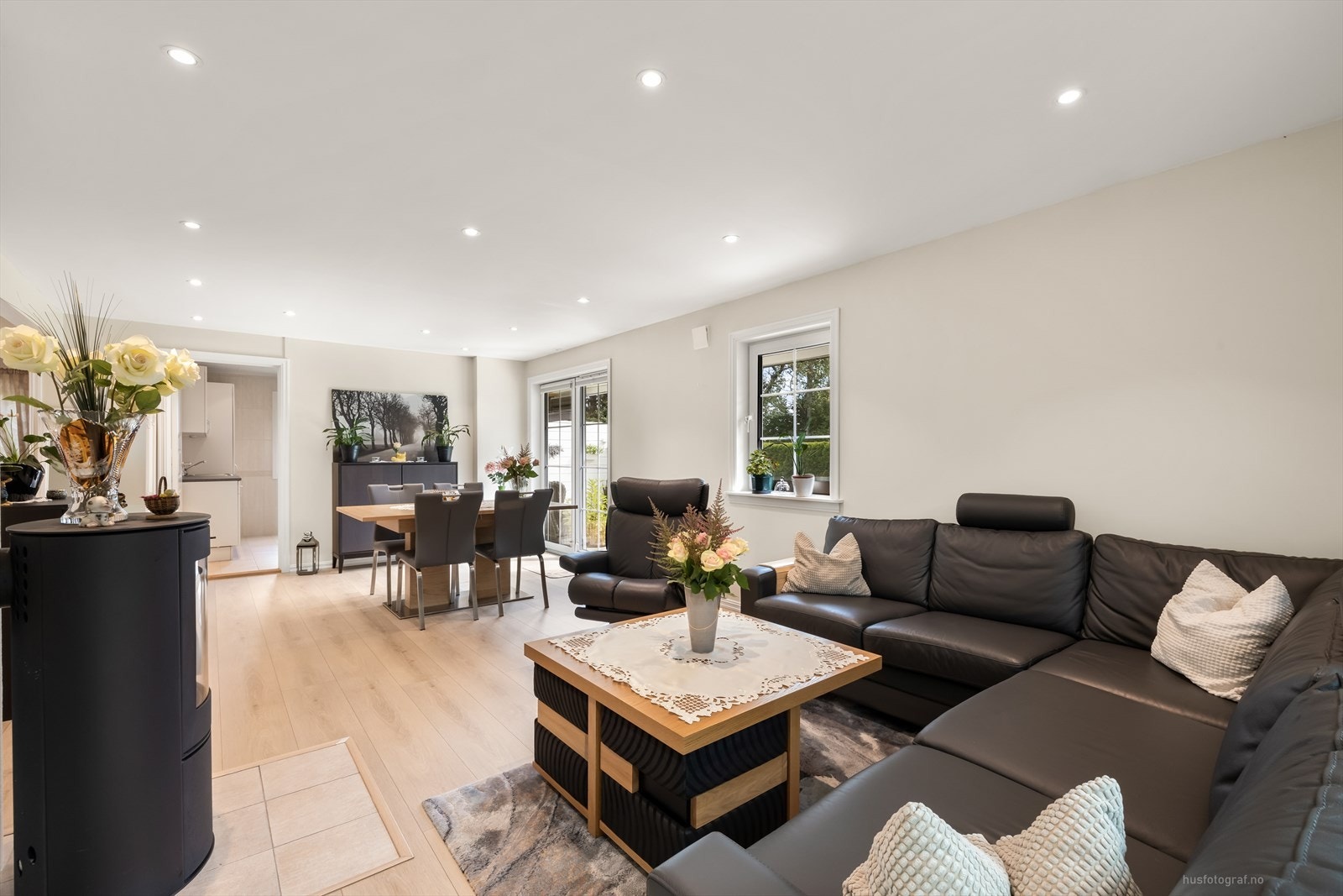 Stuen har utstrakt bruk av downlights i himling. Galleribilde