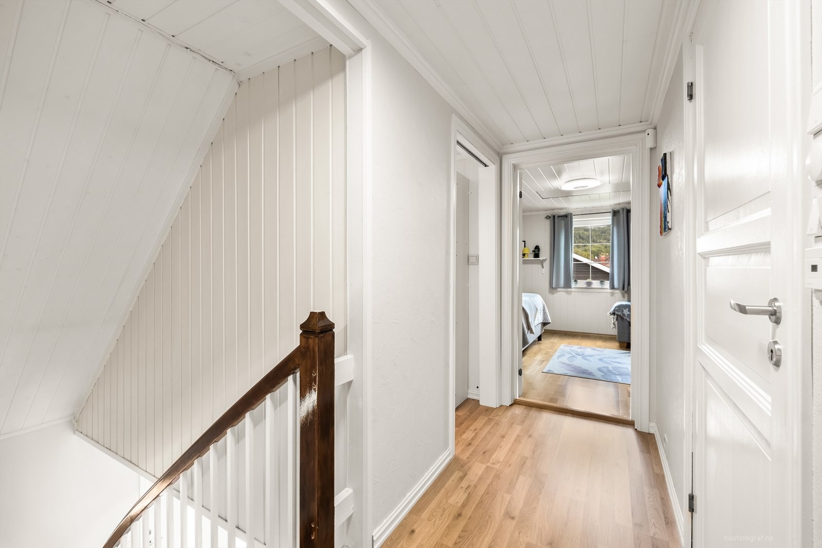 2. etasje byr på ytterligere 3 soverom, bad og bod. Galleribilde