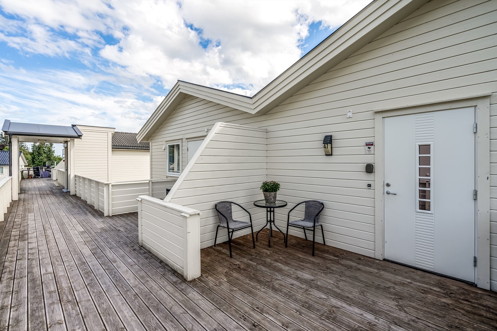 Kjekk terrasse ved inngangspartiet hvor en kan nyte kveldssola. Galleribilde