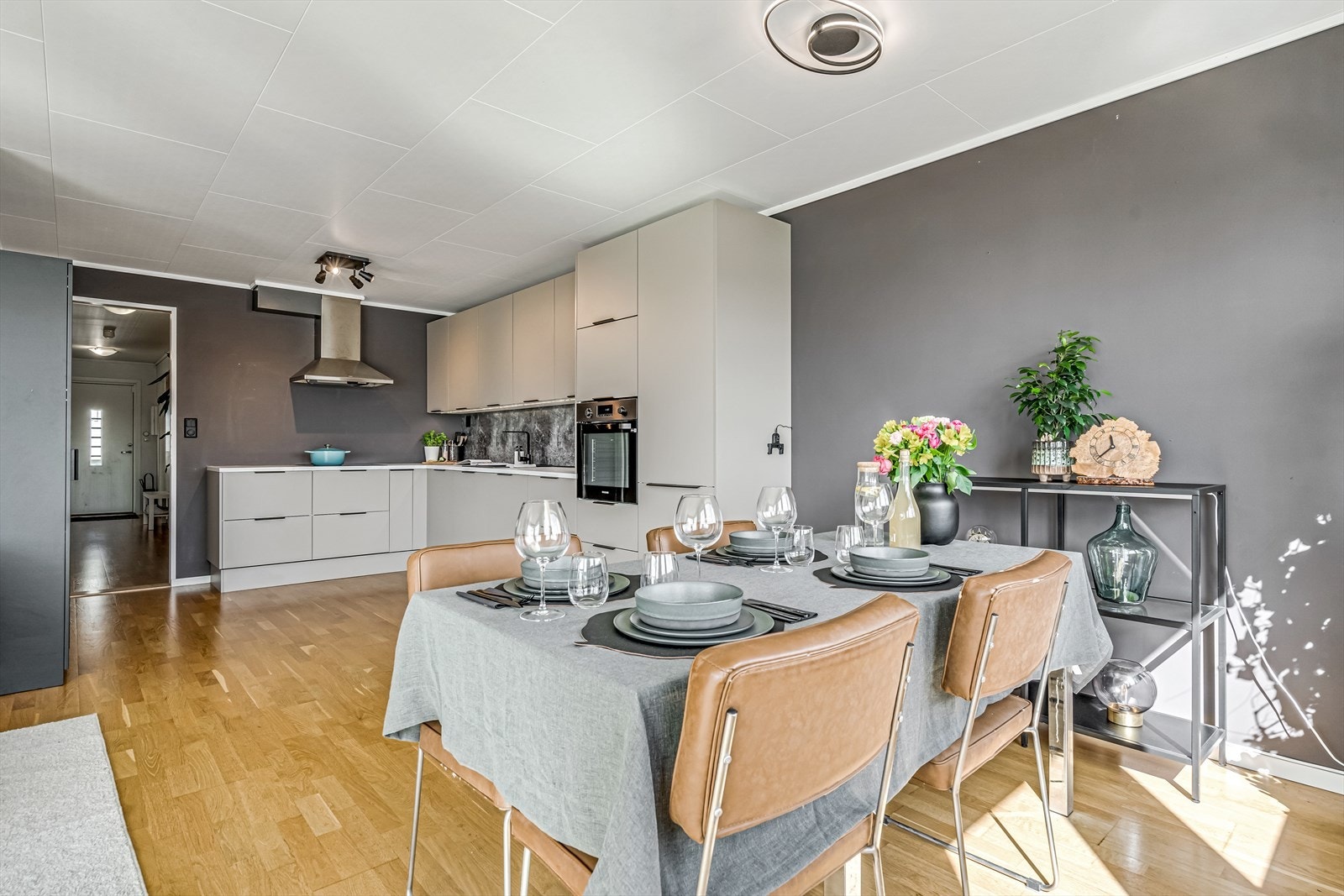 Plass til spisebord for deg som er klar i å invitere venner/familie på en matbit. Galleribilde