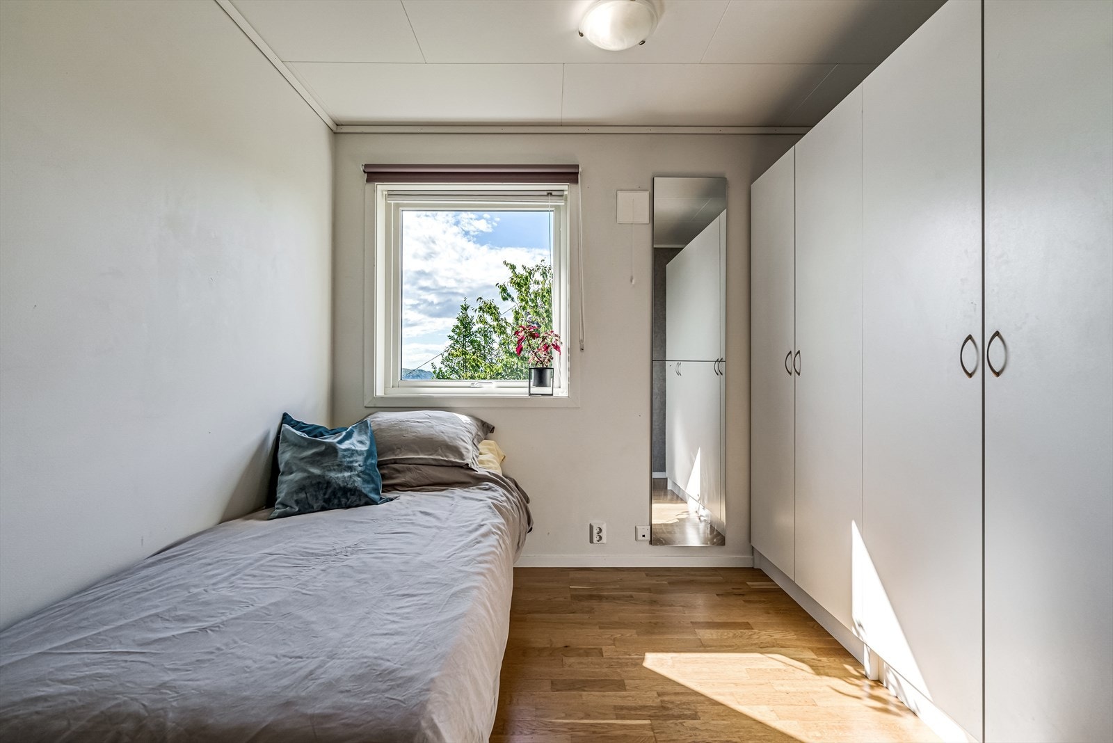 Gjesterom med garderobe. Galleribilde