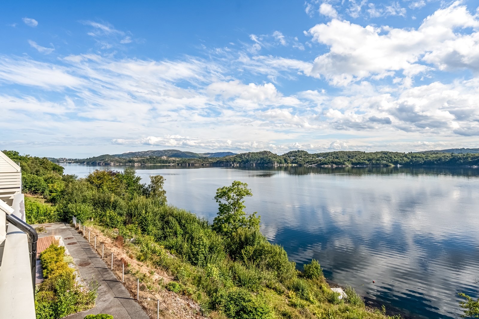 Uforglemmelig utsikt mot Førresfjorden og det vakre landskapet. Galleribilde