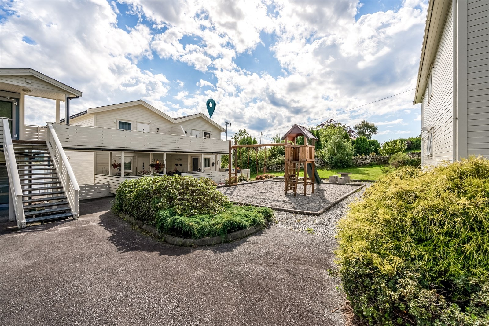 Pent opparbeidet fellesarealer med asfalt, lekeplass m/sandkasse, beplatning og plen. Her kan hele familien kose seg hele året. Galleribilde