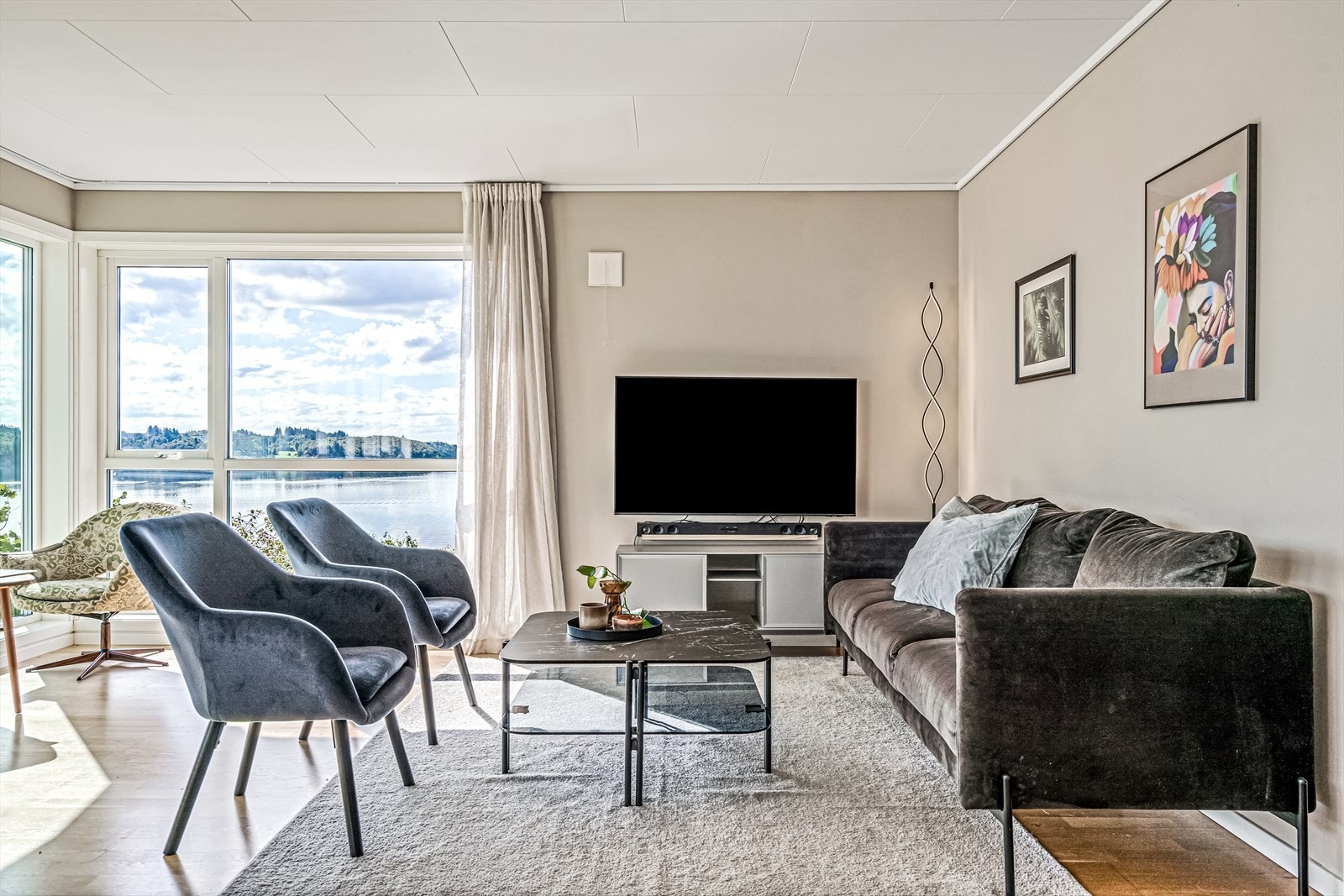 Store og generøse vindusflater som gir godt med naturlig lys innslipp. Galleribilde