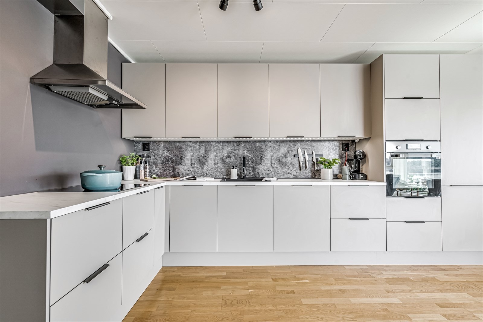 Inneholder stekeovn, oppvaskmaskin, vifte, vask og steketopp. Galleribilde