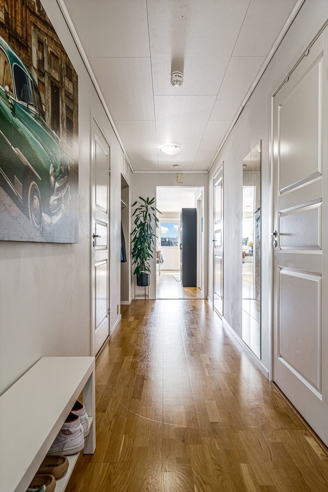 En ønskes velkommen av lys og luftig gang/entrè. Galleribilde