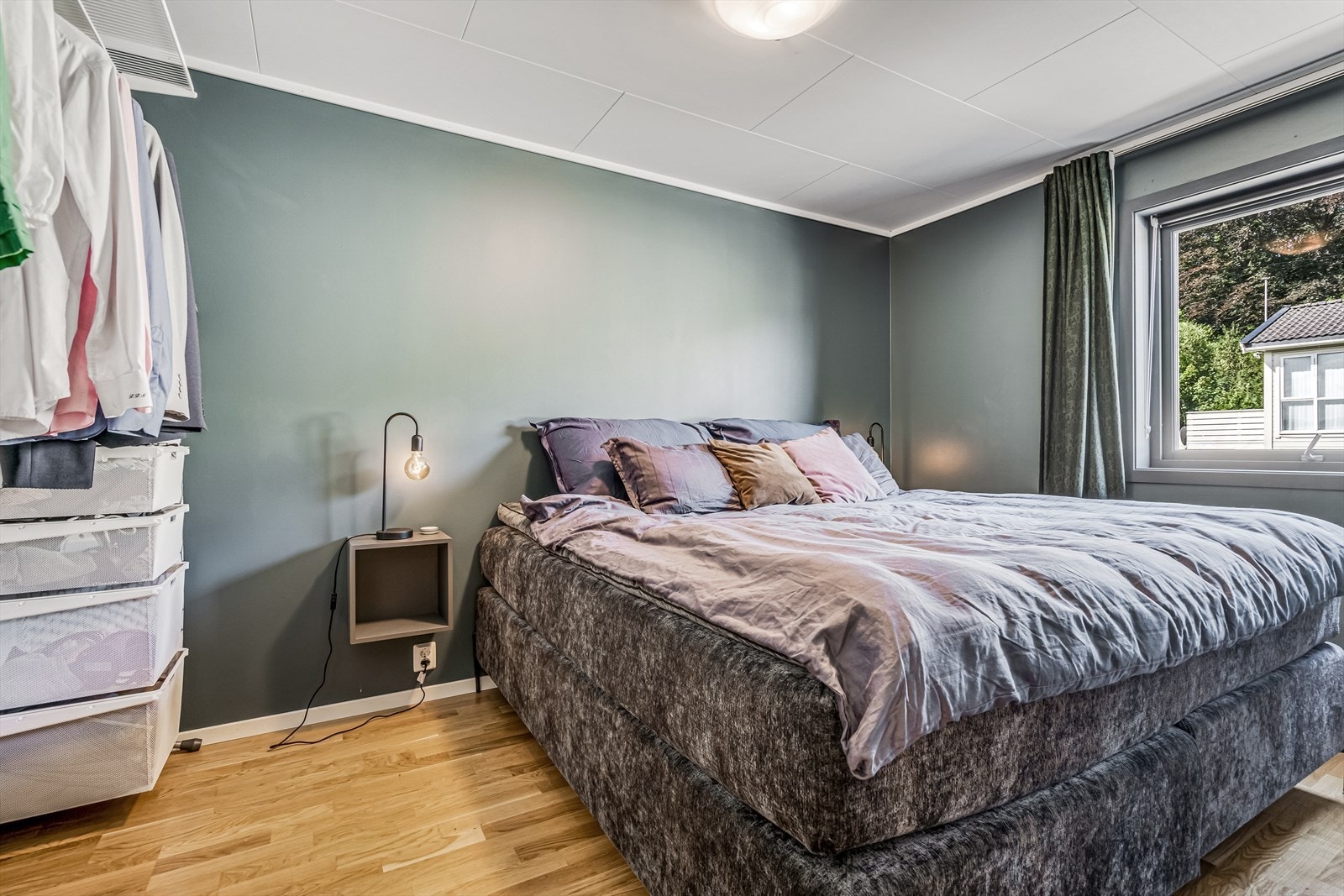 Hovedsoverom med plass til stor seng og garderobe. Galleribilde