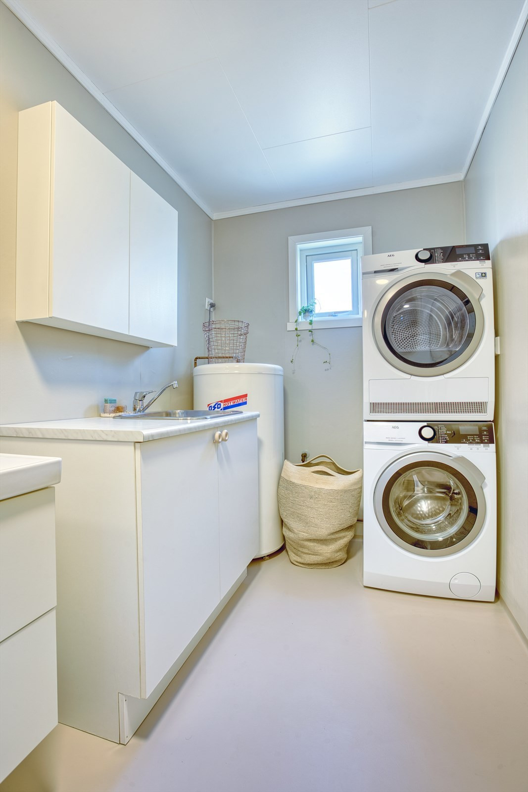 Praktisk rom med vaskeromsinnredning og god plass til vaskemaskin/tørketrommel