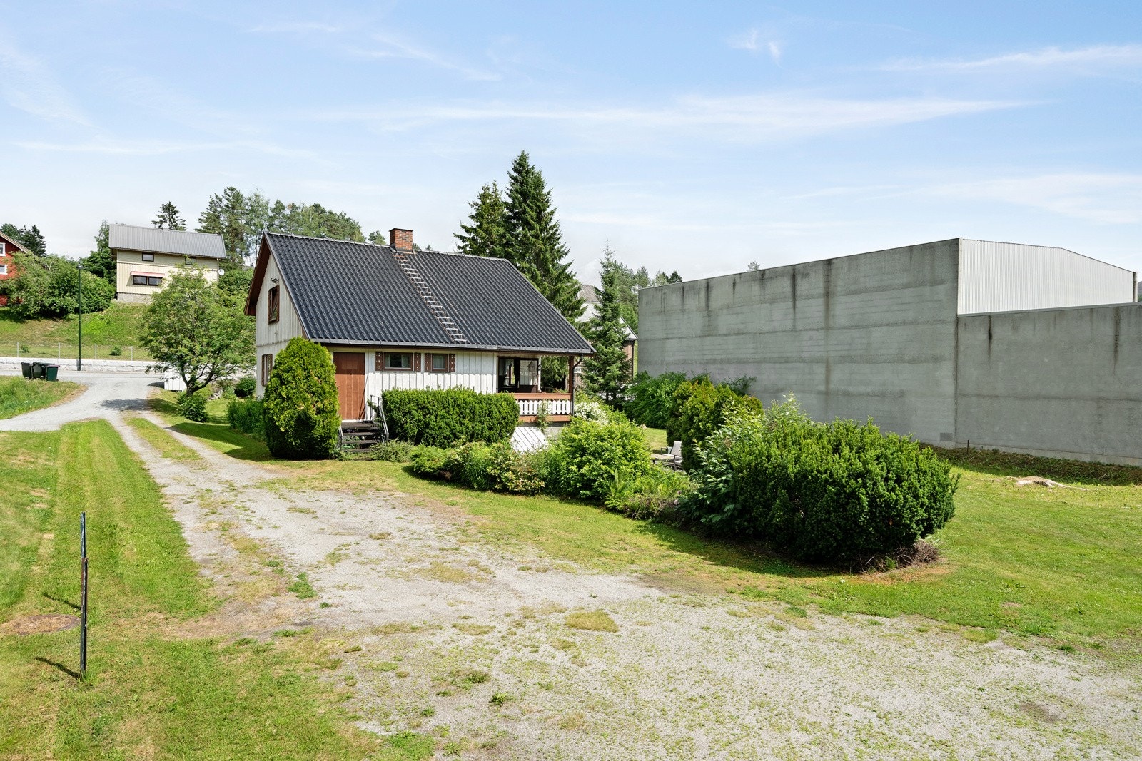 Gårdsplassen er romslig og tomten byr på mange muligheter. Galleribilde
