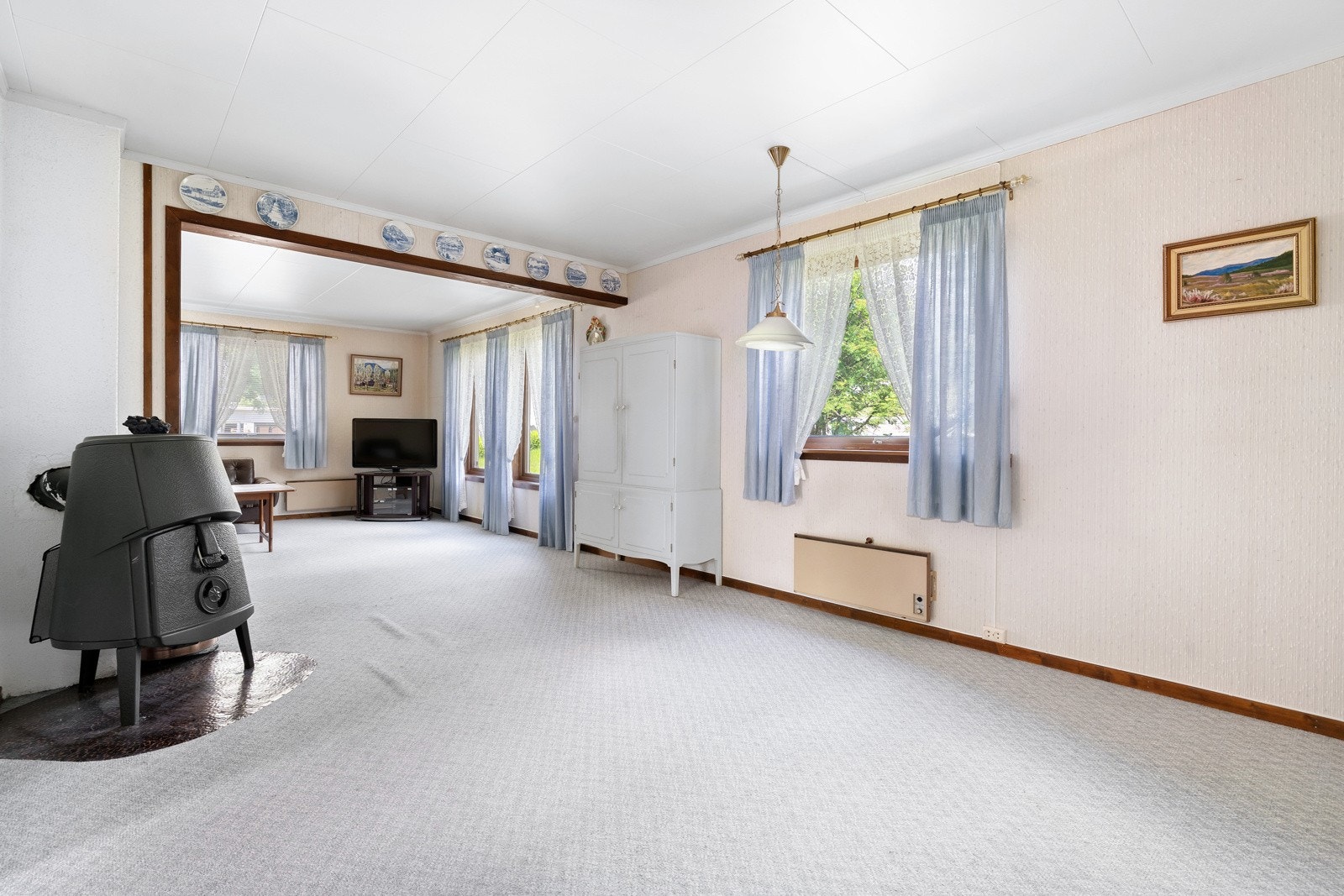 Stue er todelt. Flere vinduer slipper inn godt med naturlig lys. Galleribilde